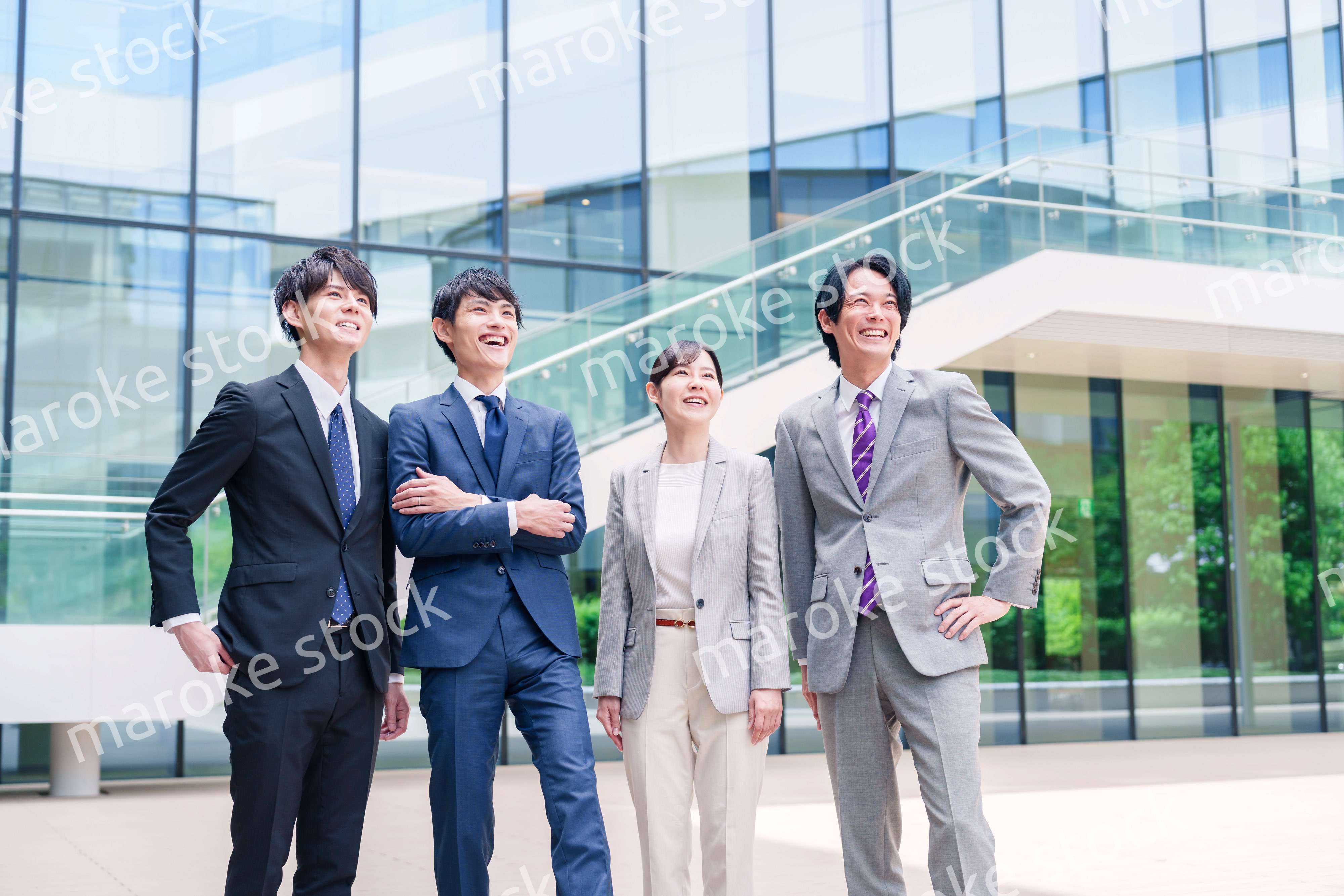 未来を見つめるビジネスパーソン