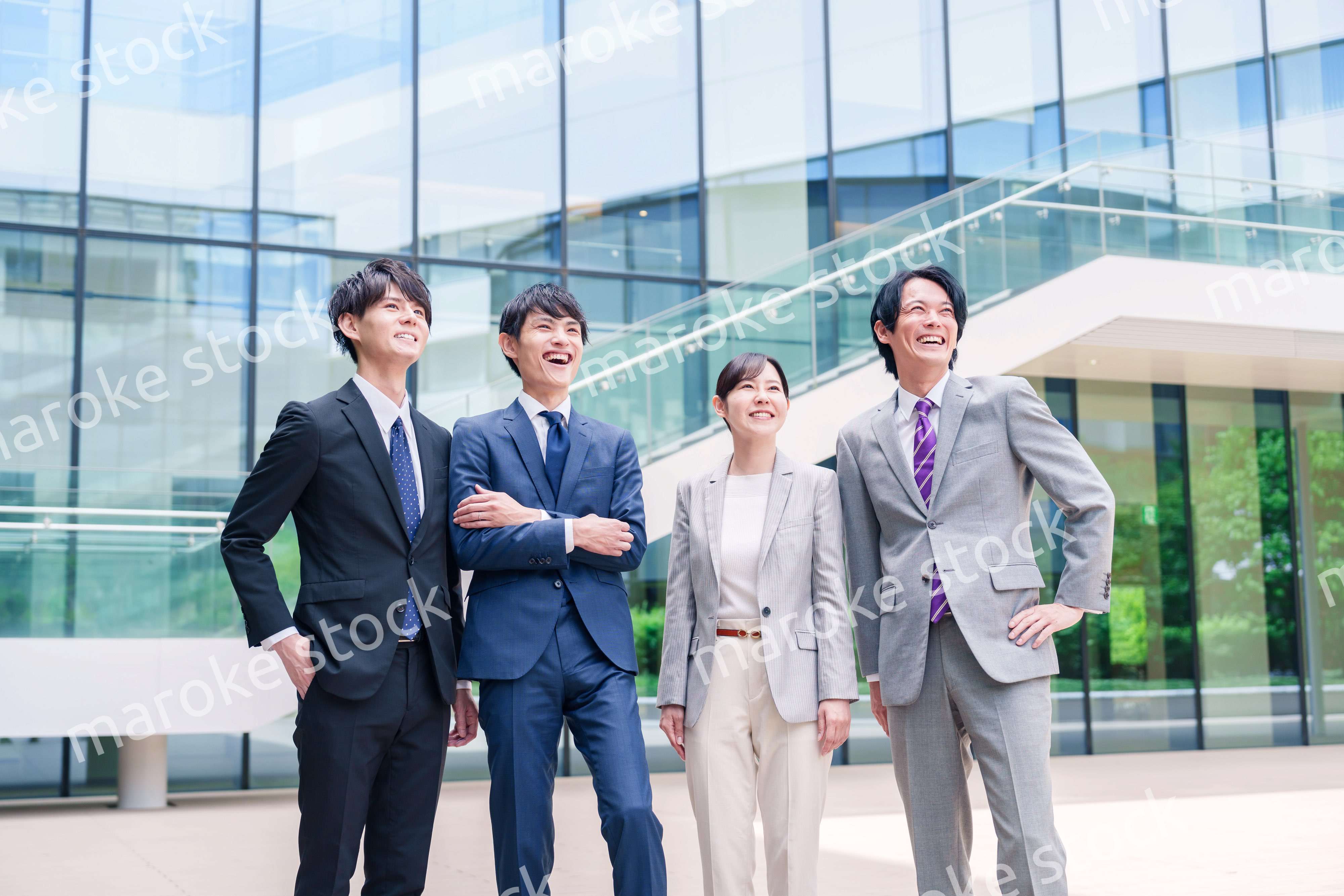 未来を見つめるビジネスパーソン