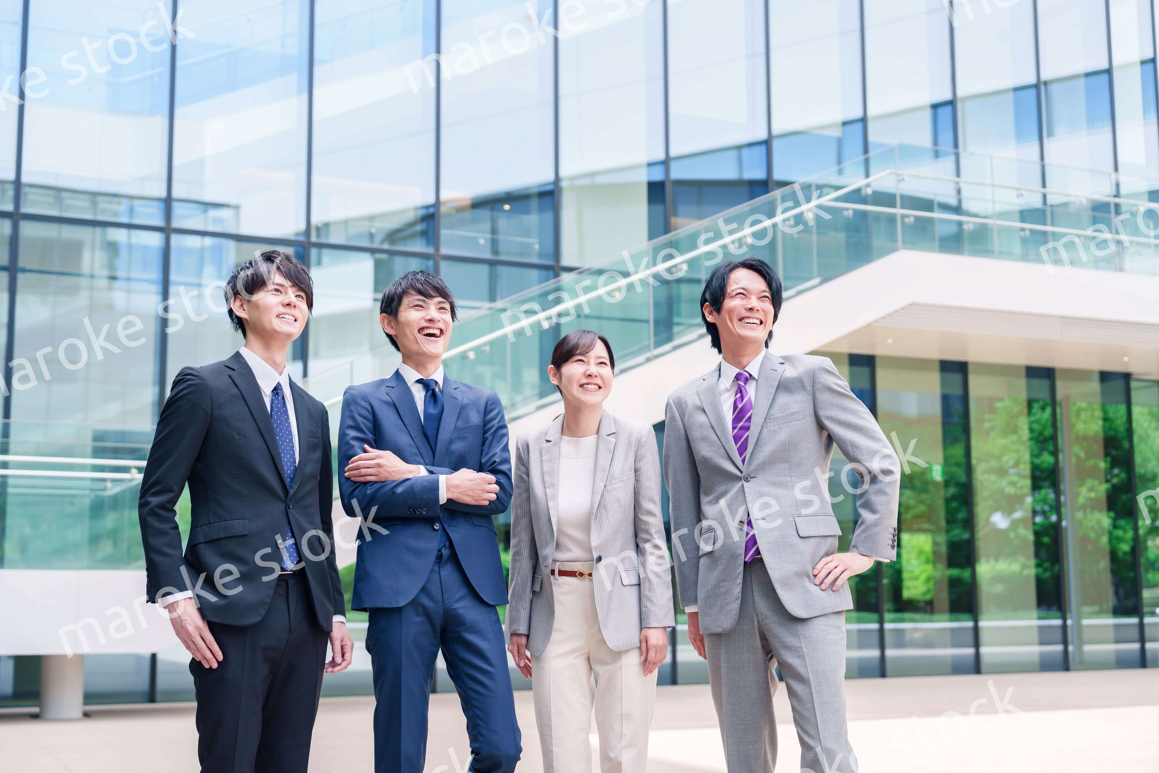 未来を見つめるビジネスパーソン