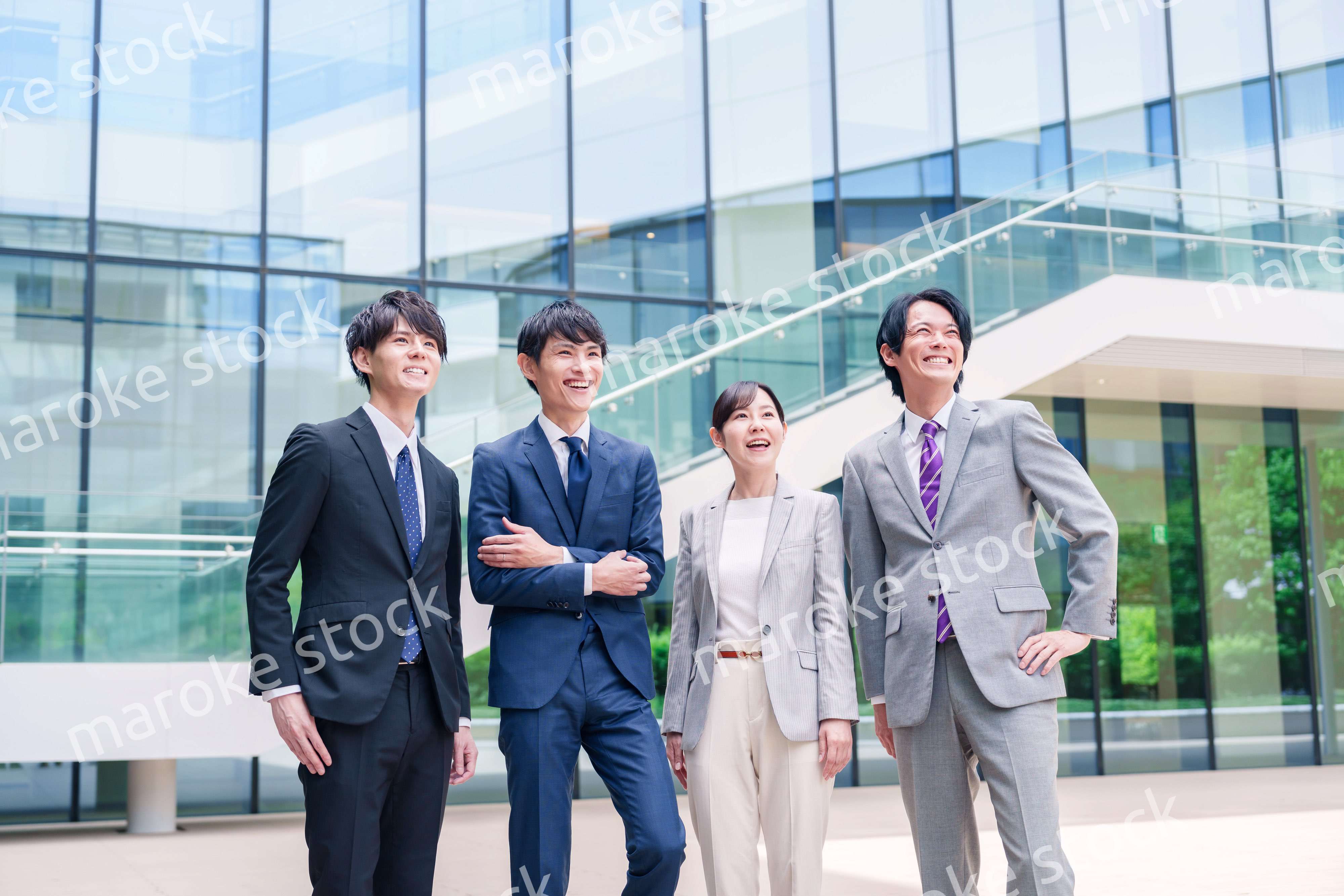 未来を見つめるビジネスパーソン