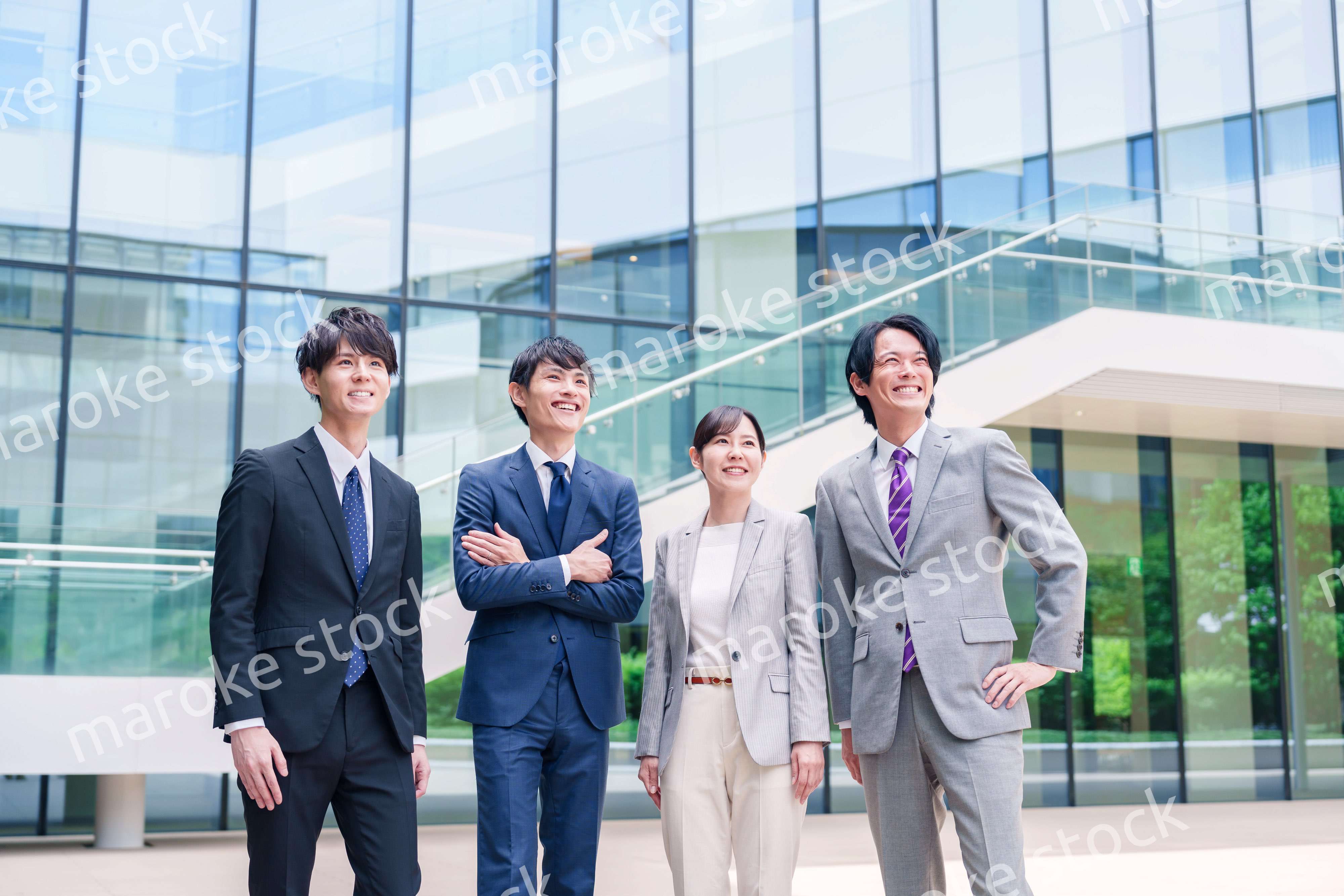 未来を見つめるビジネスパーソン