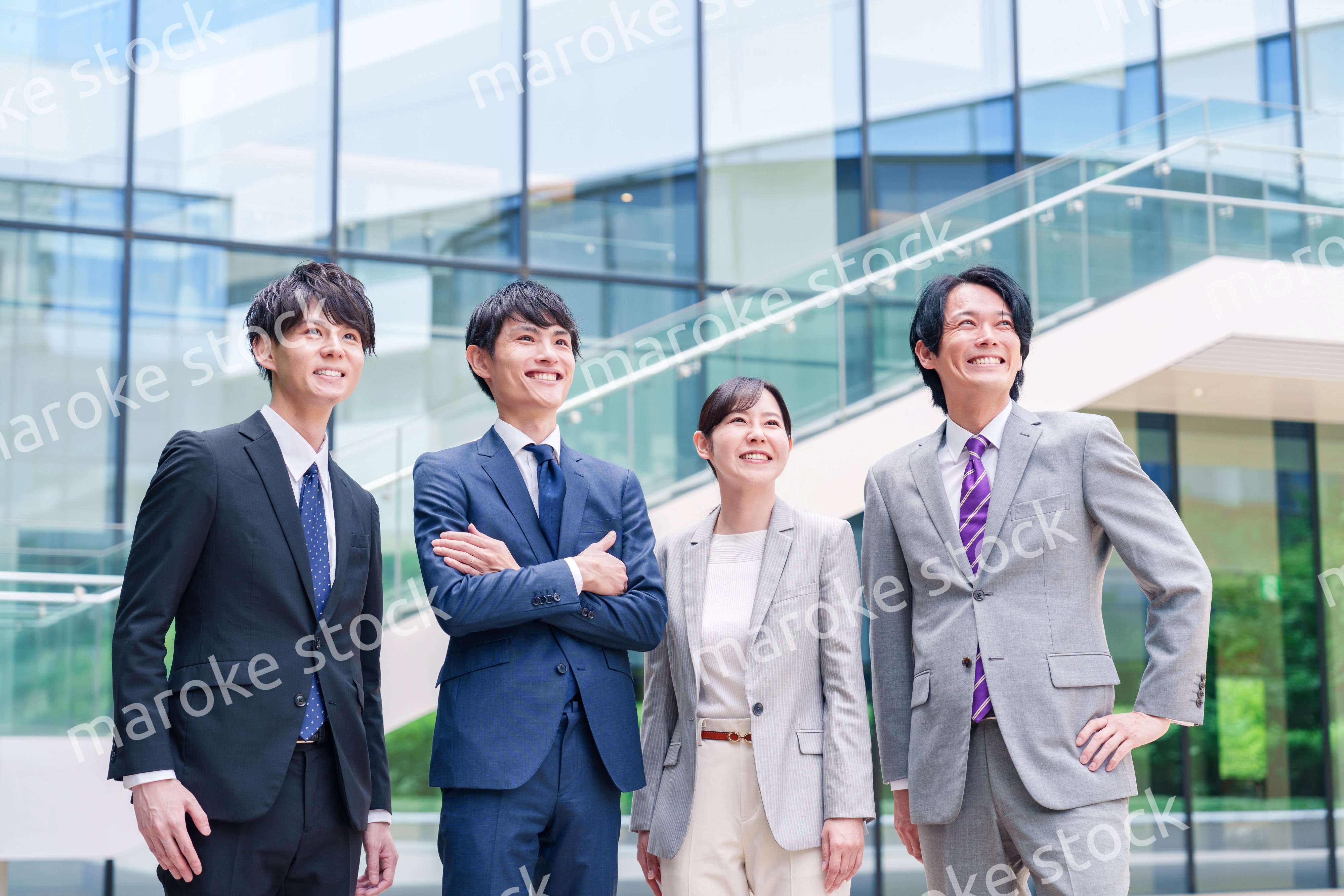 未来を見つめるビジネスパーソン