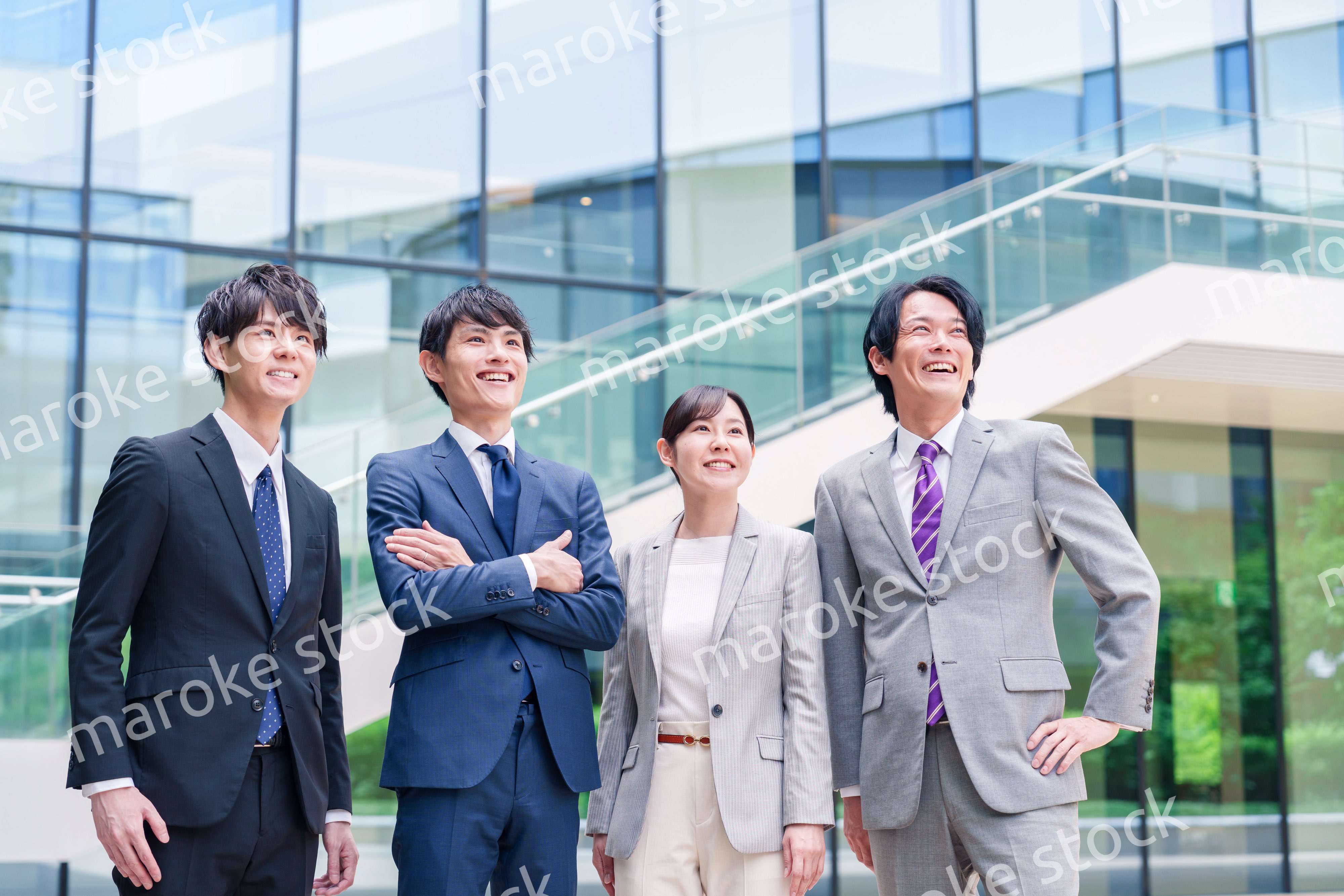 未来を見つめるビジネスパーソン