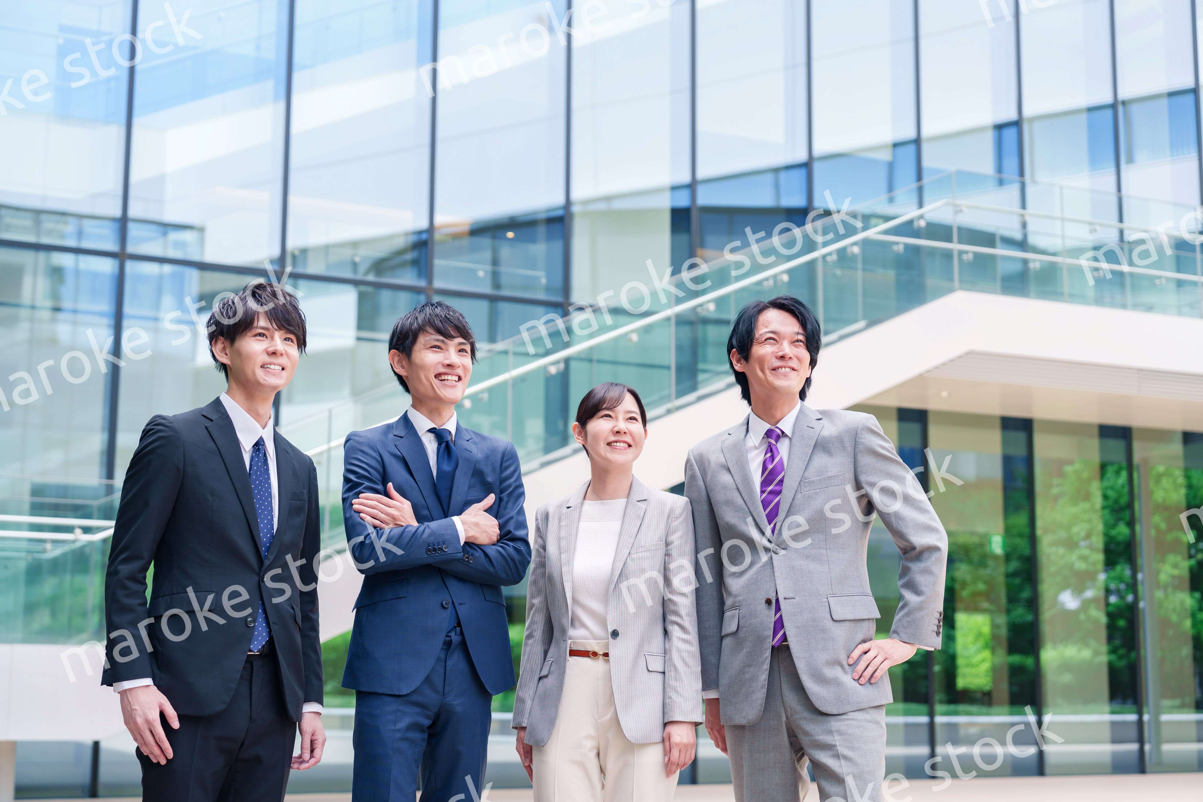 未来を見つめるビジネスパーソン