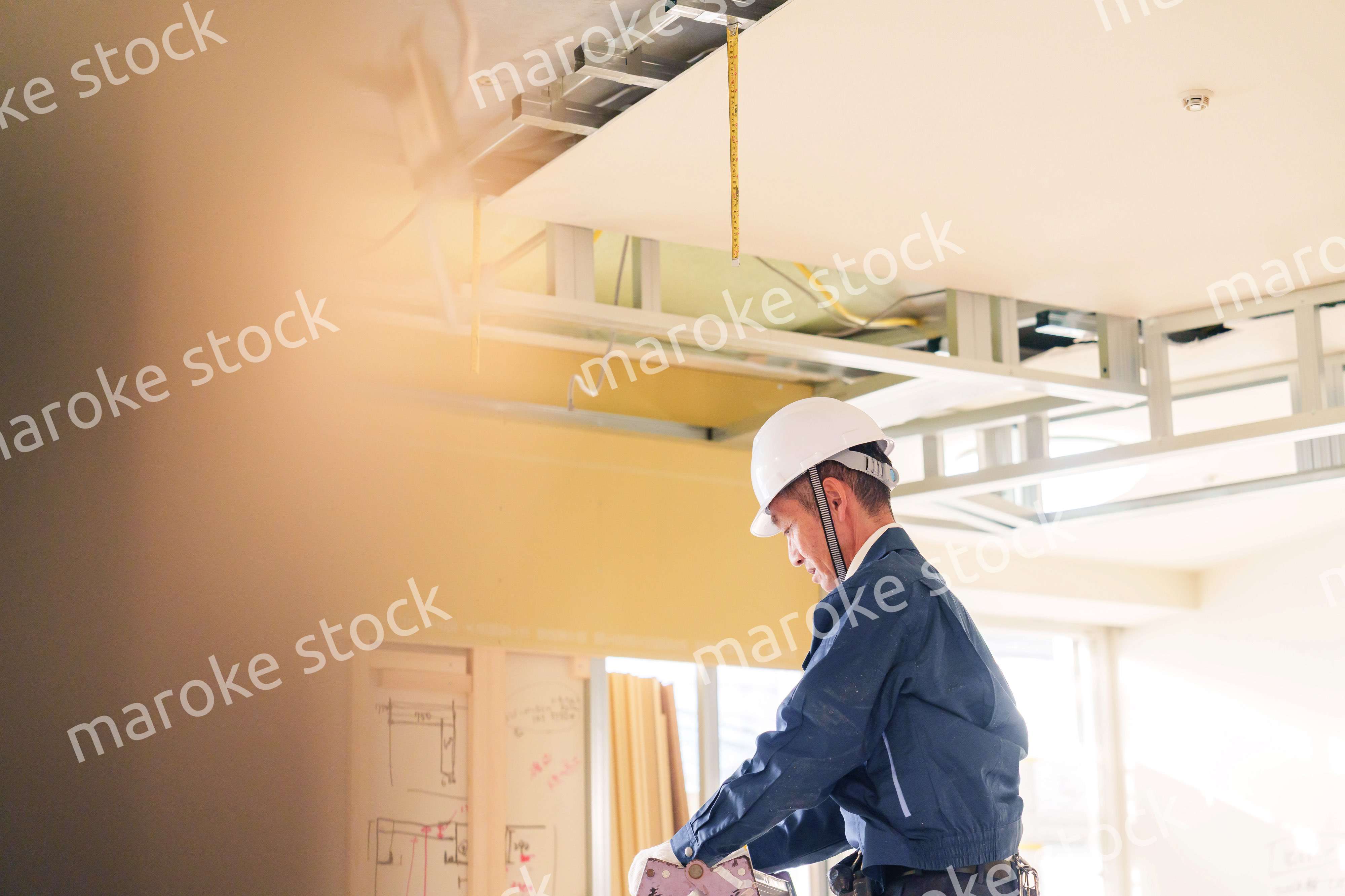 マンションのリフォーム現場で働く男性の大工