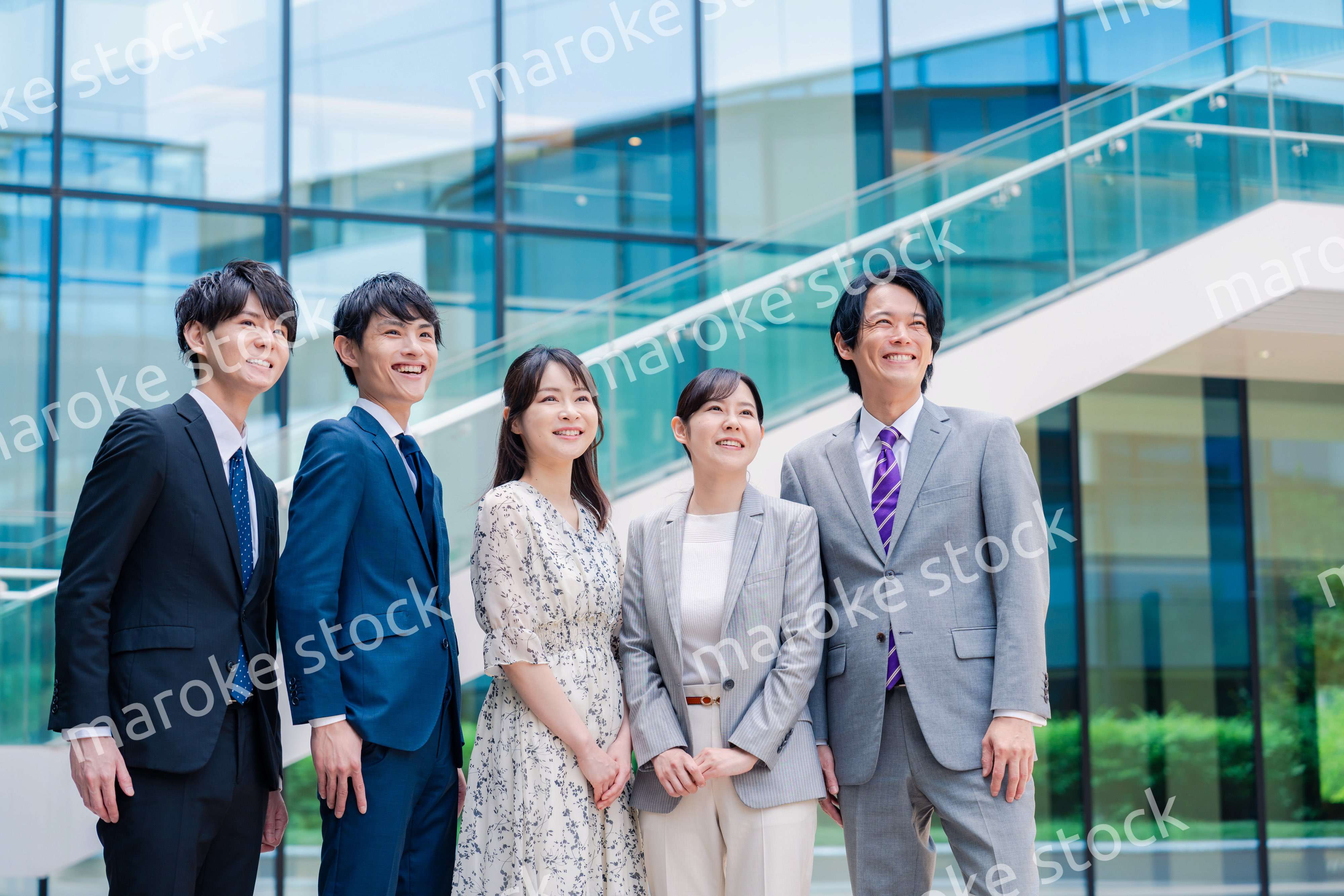 笑顔で未来を見つめるビジネスパーソン