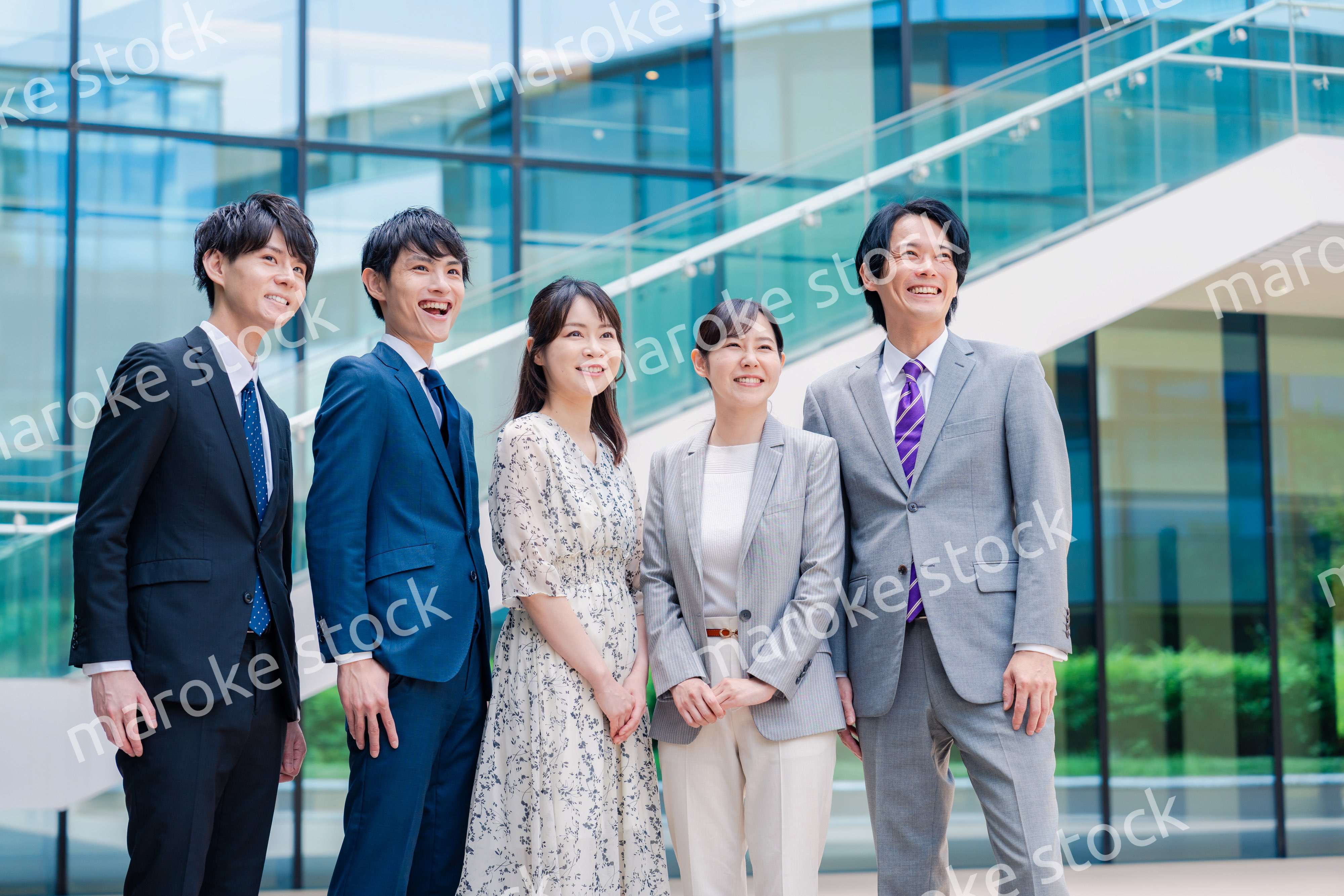 笑顔で未来を見つめるビジネスパーソン