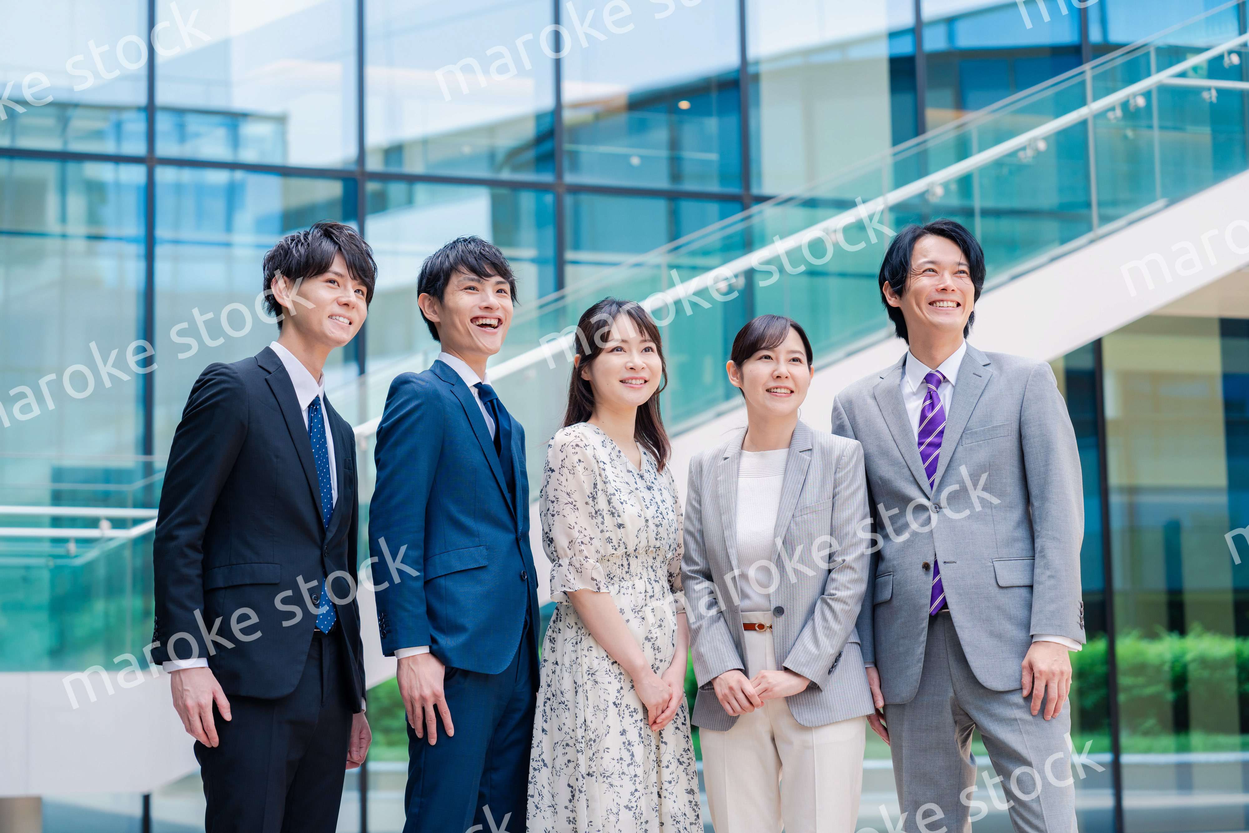 笑顔で未来を見つめるビジネスパーソン