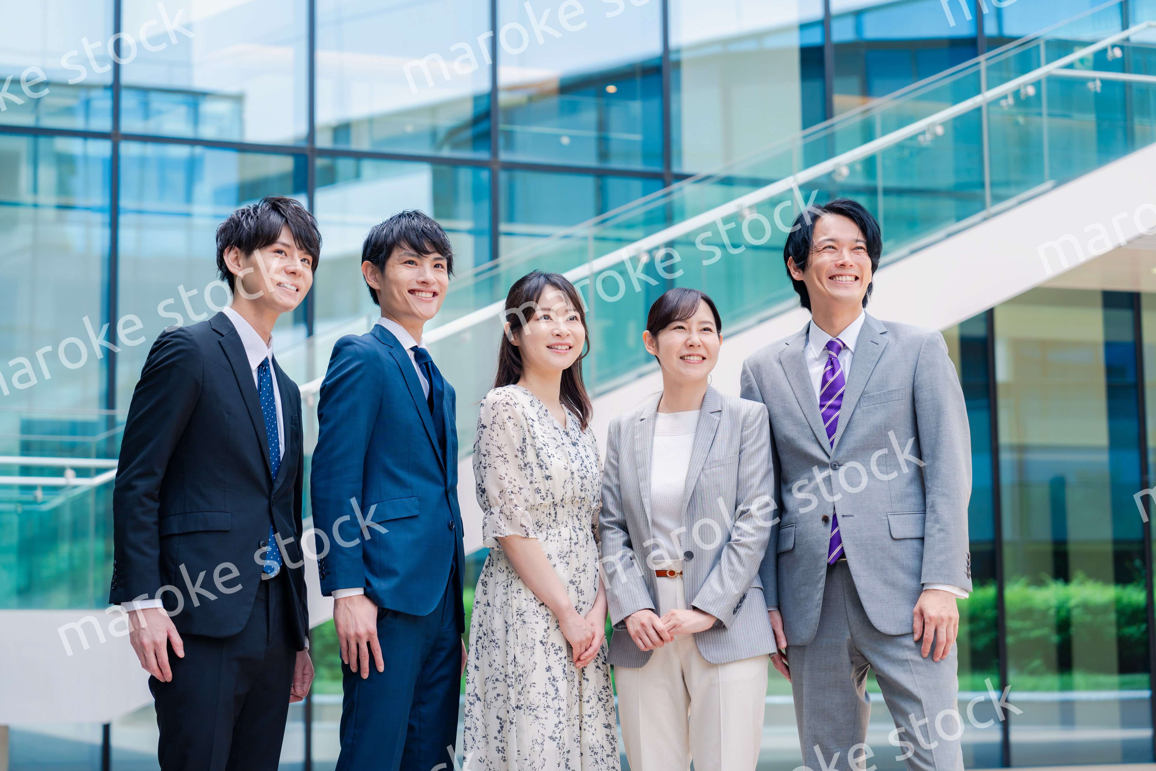 笑顔で未来を見つめるビジネスパーソン