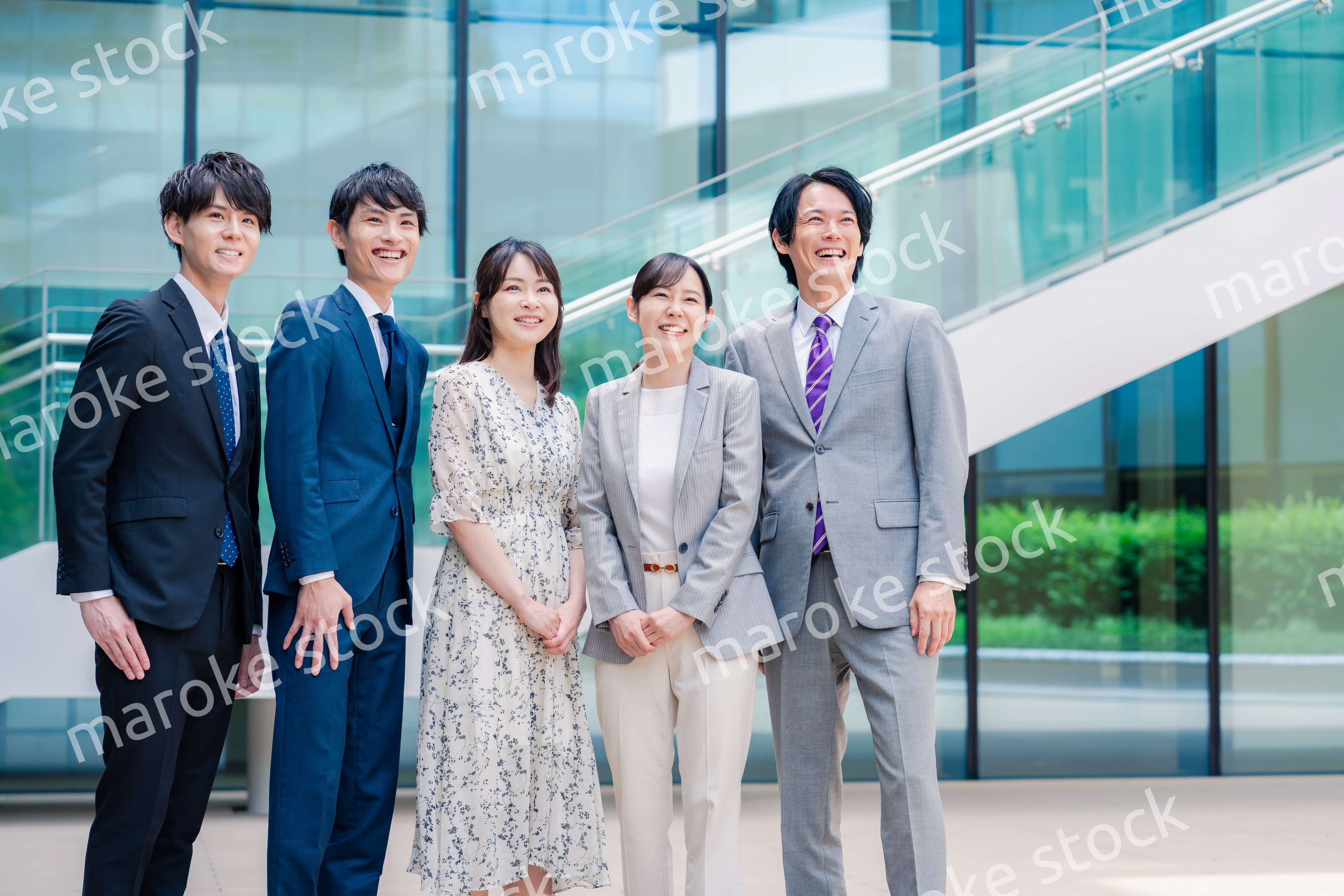 笑顔で未来を見つめるビジネスパーソン