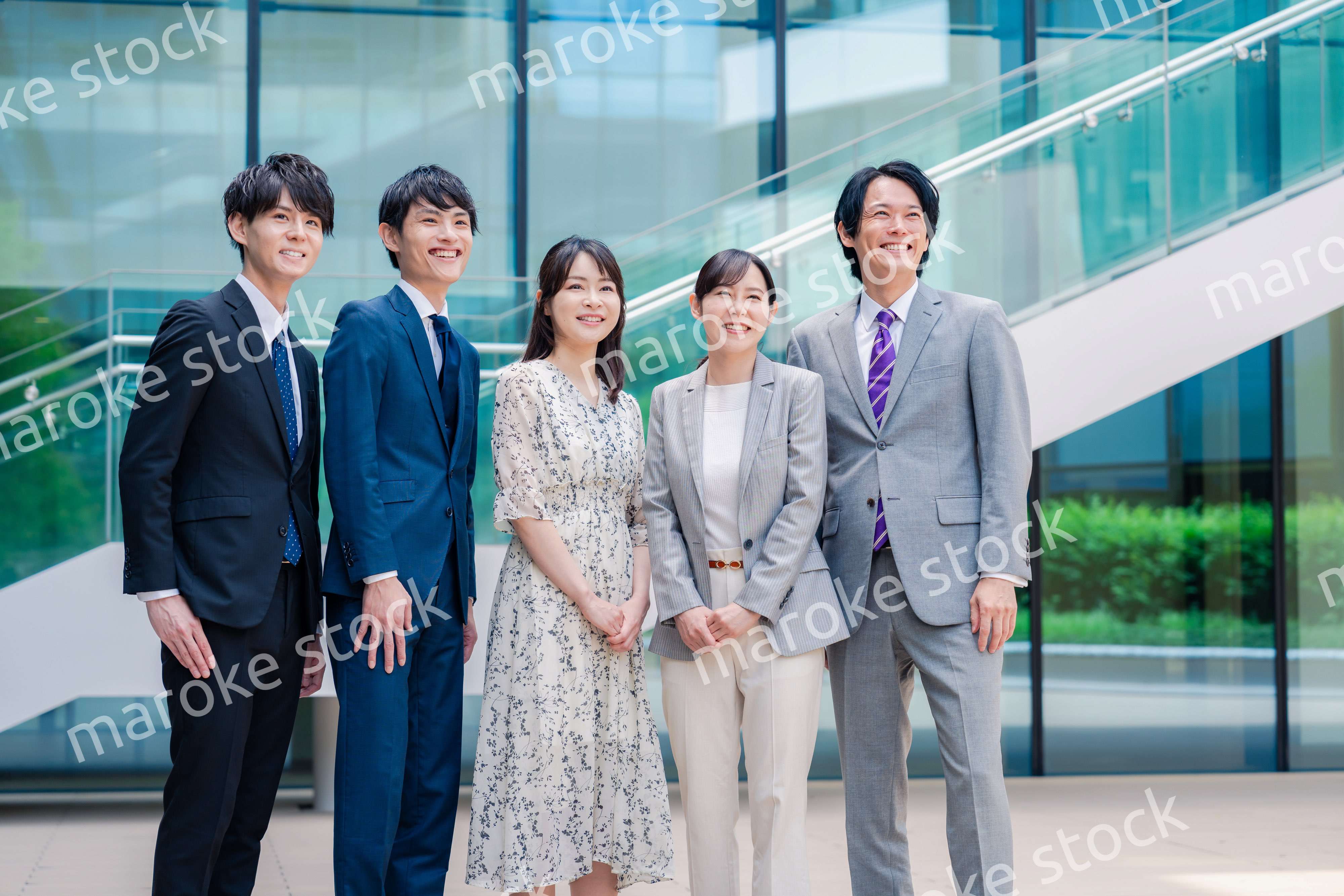 笑顔で未来を見つめるビジネスパーソン