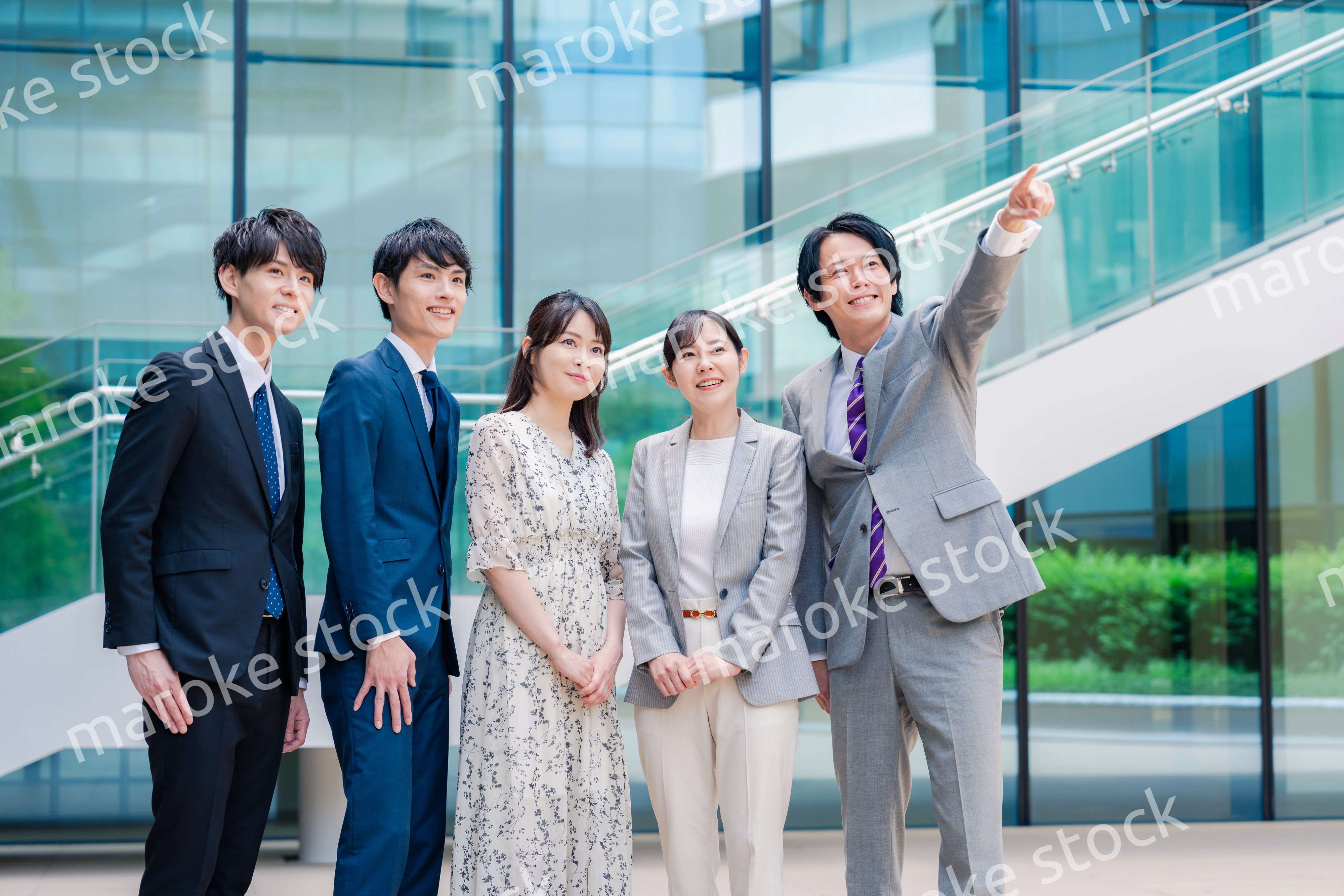 笑顔で未来を見つめるビジネスパーソン