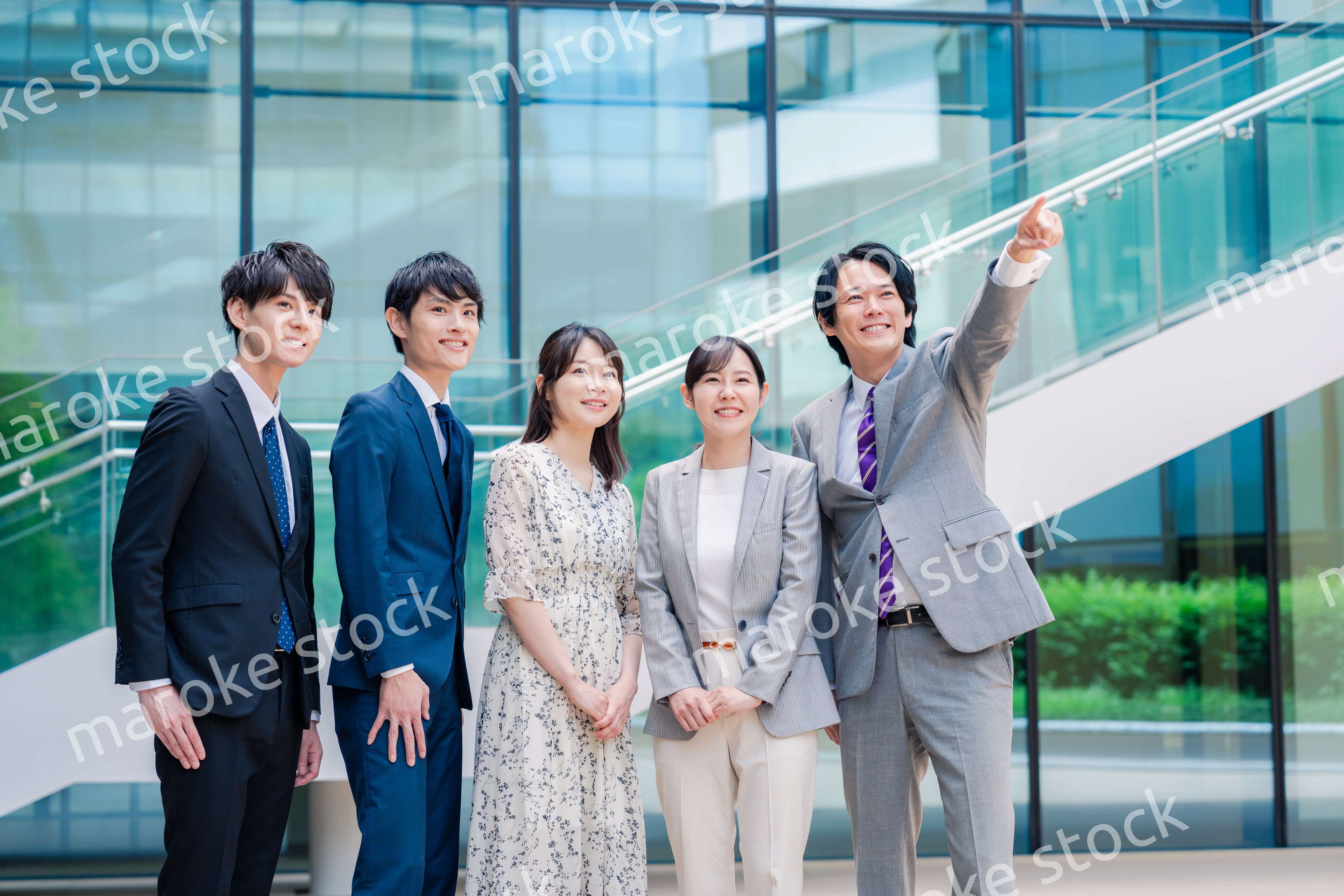 笑顔で未来を見つめるビジネスパーソン