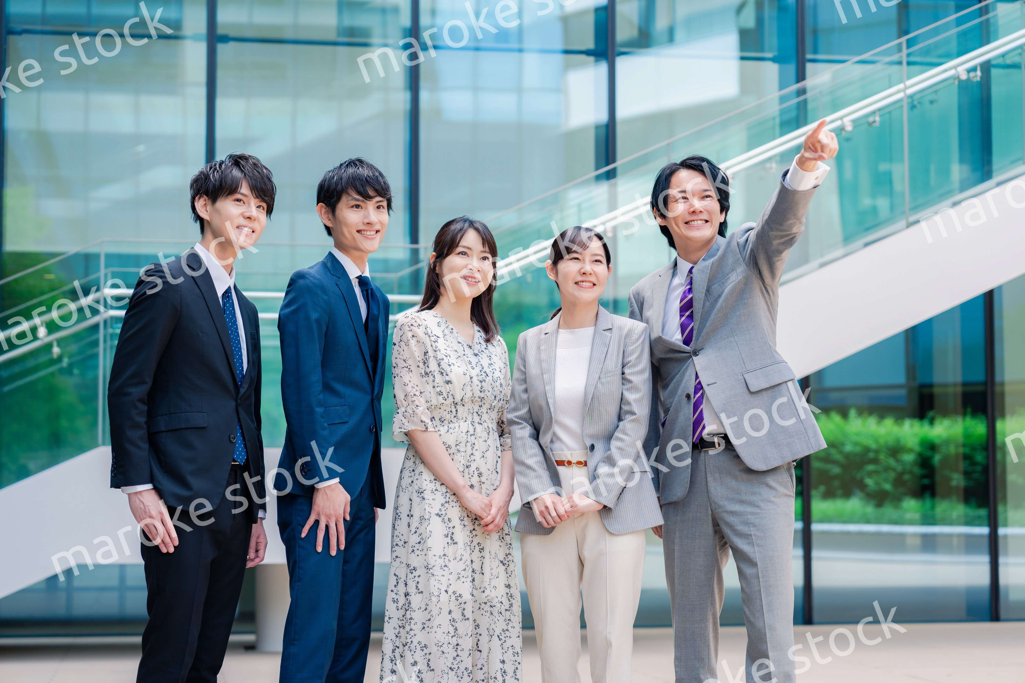 笑顔で未来を見つめるビジネスパーソン