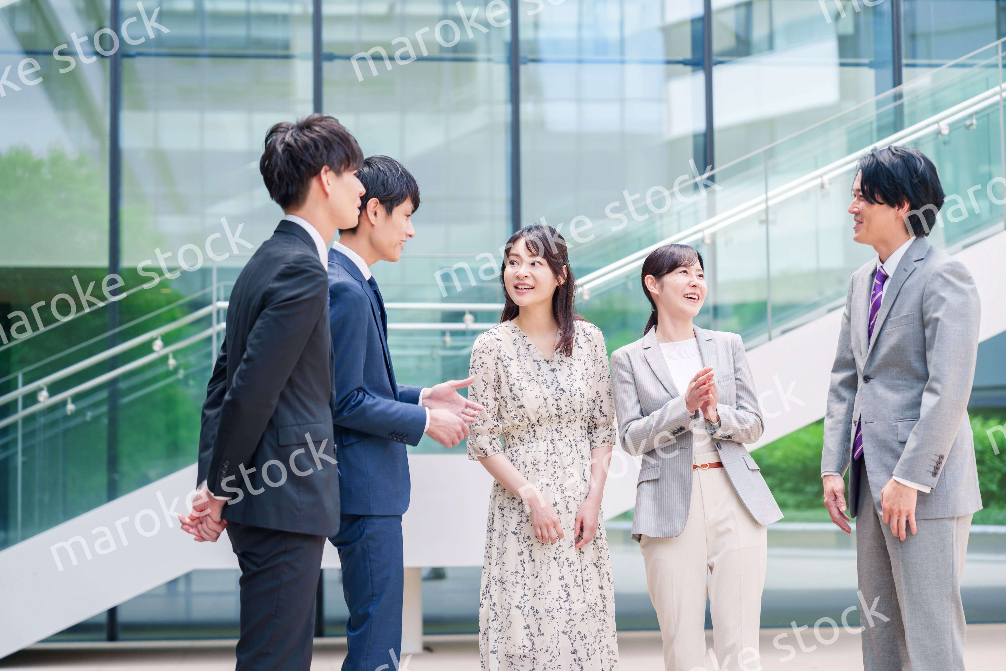 屋外で談笑をするビジネスパーソン