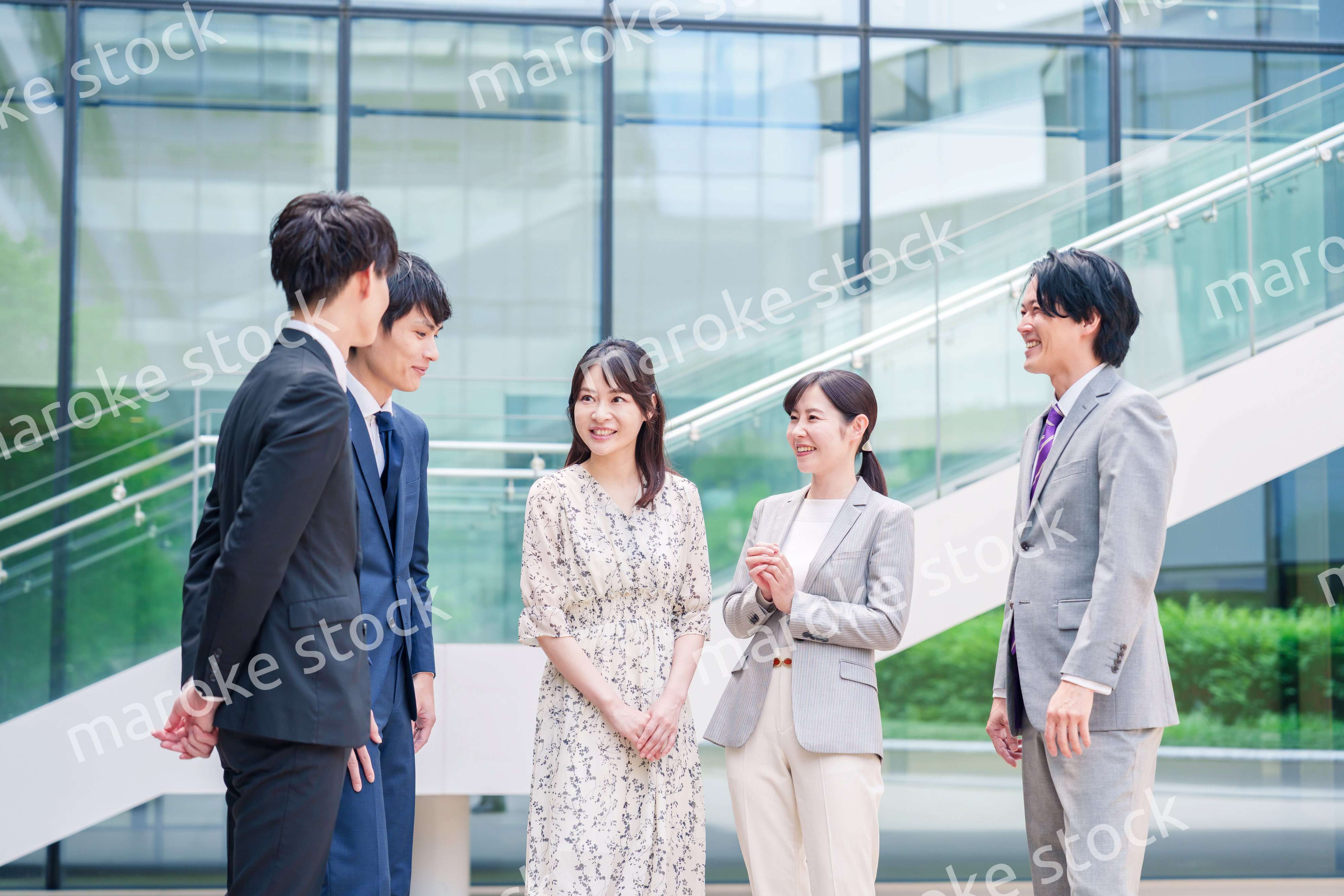 屋外で談笑をするビジネスパーソン