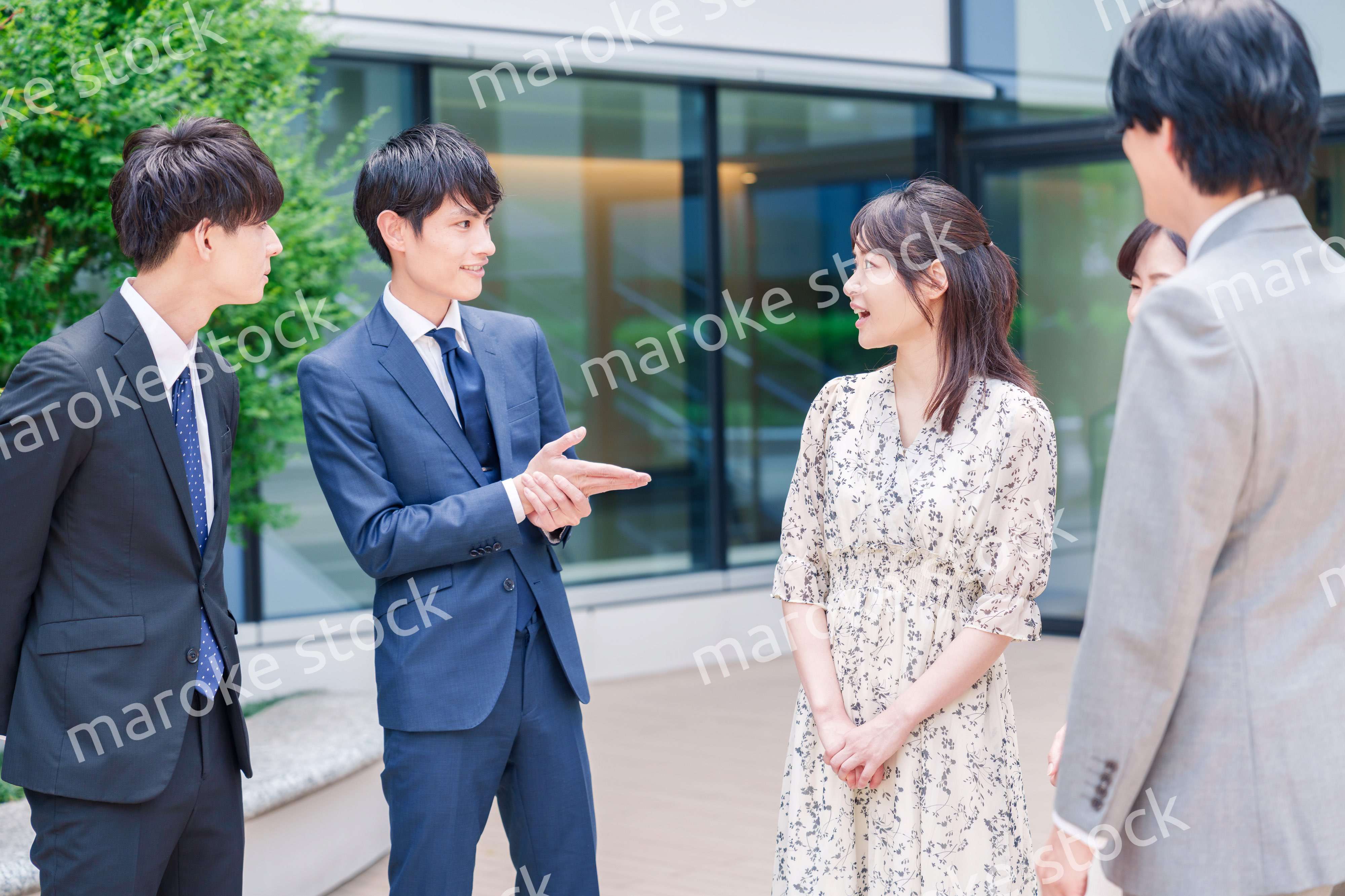 屋外で談笑をするビジネスパーソン