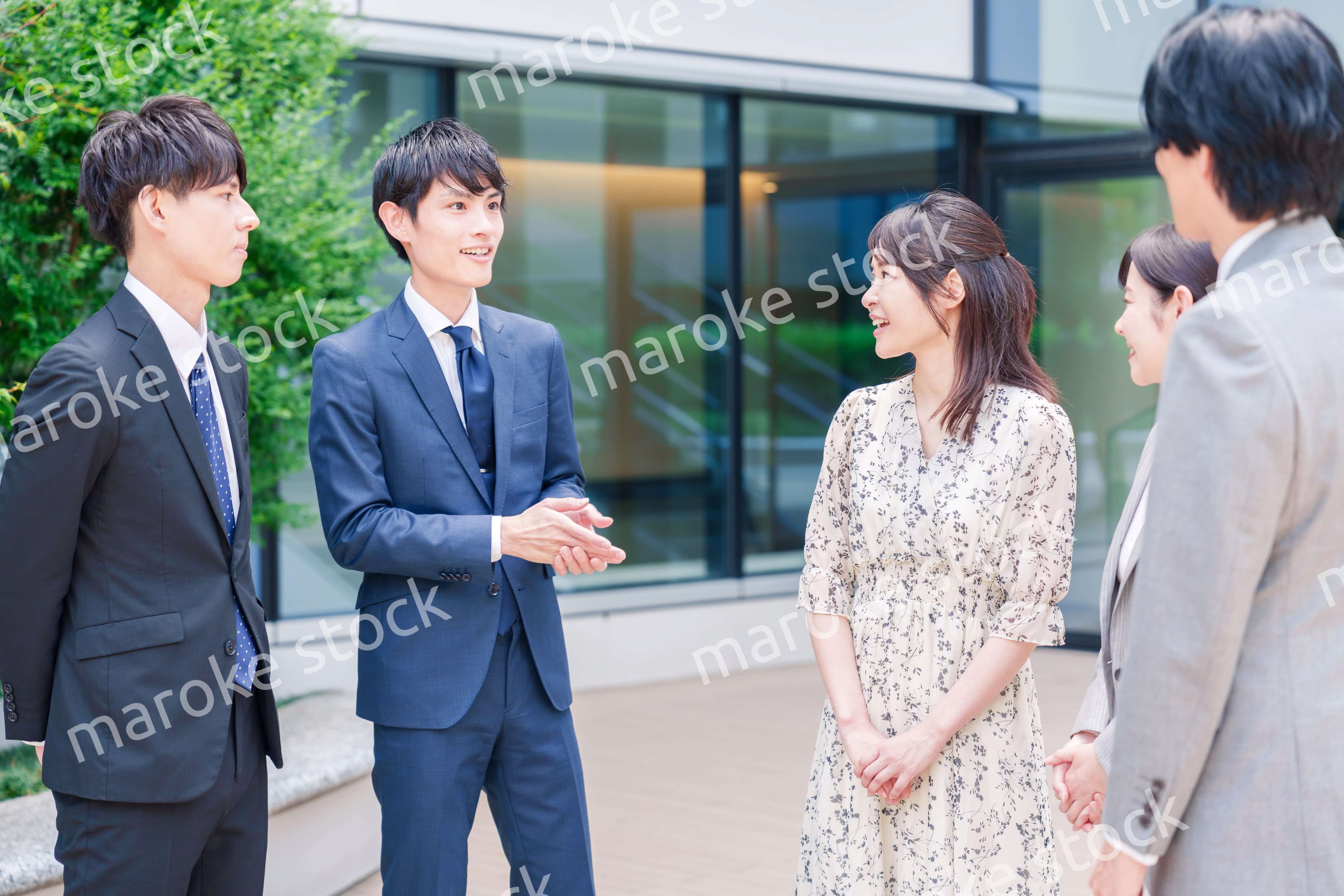 屋外で談笑をするビジネスパーソン