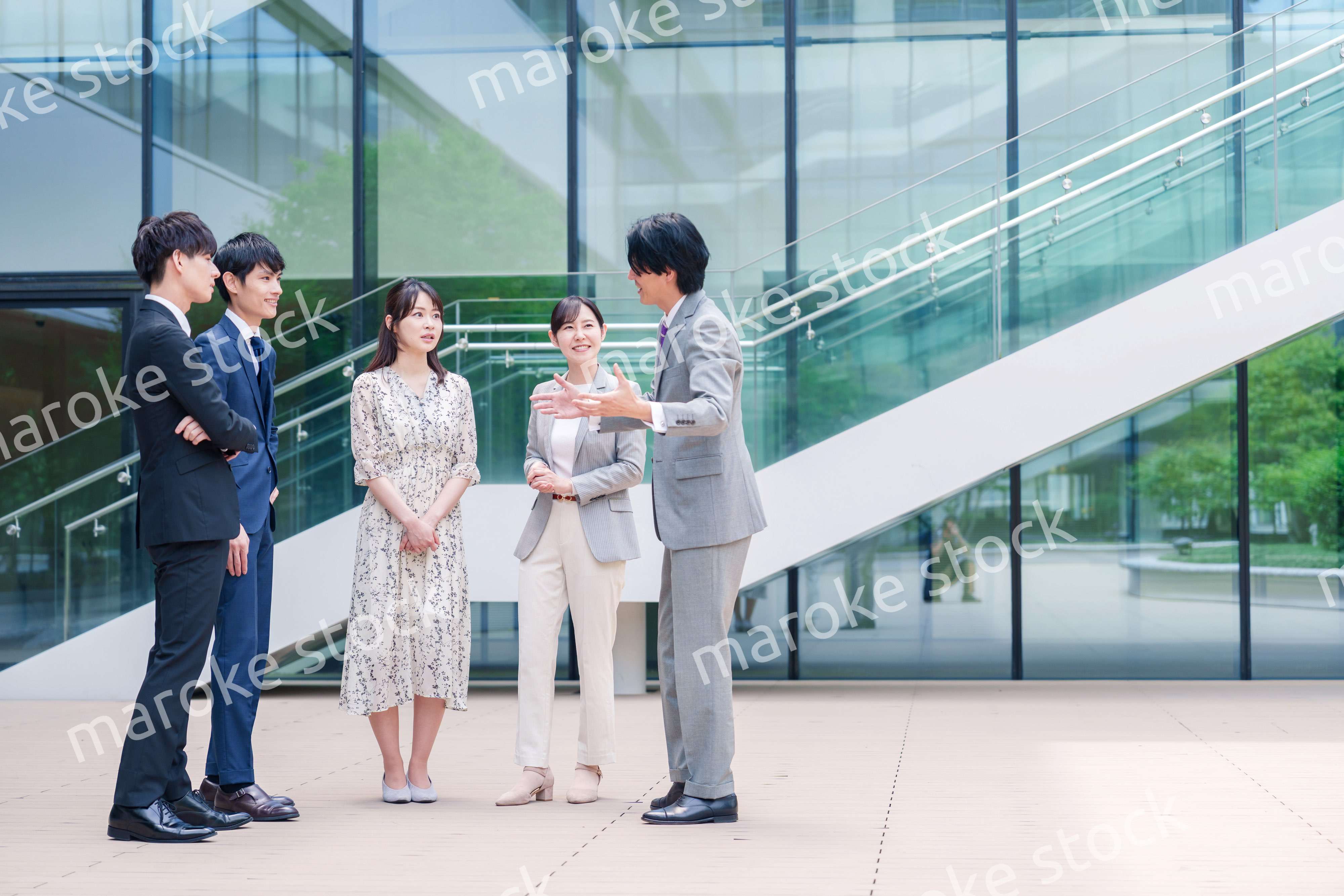 屋外で談笑をするビジネスパーソン