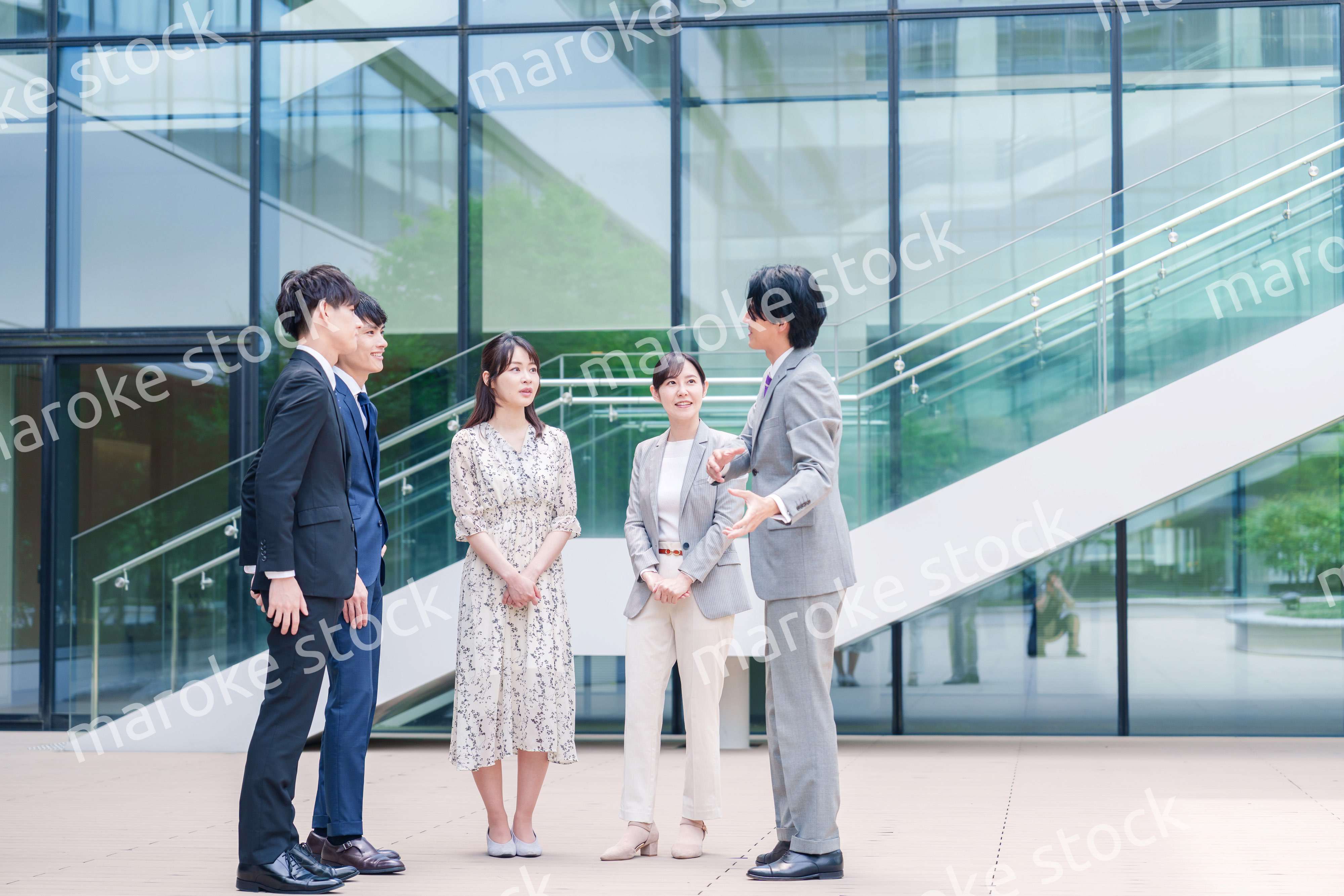 屋外で談笑をするビジネスパーソン