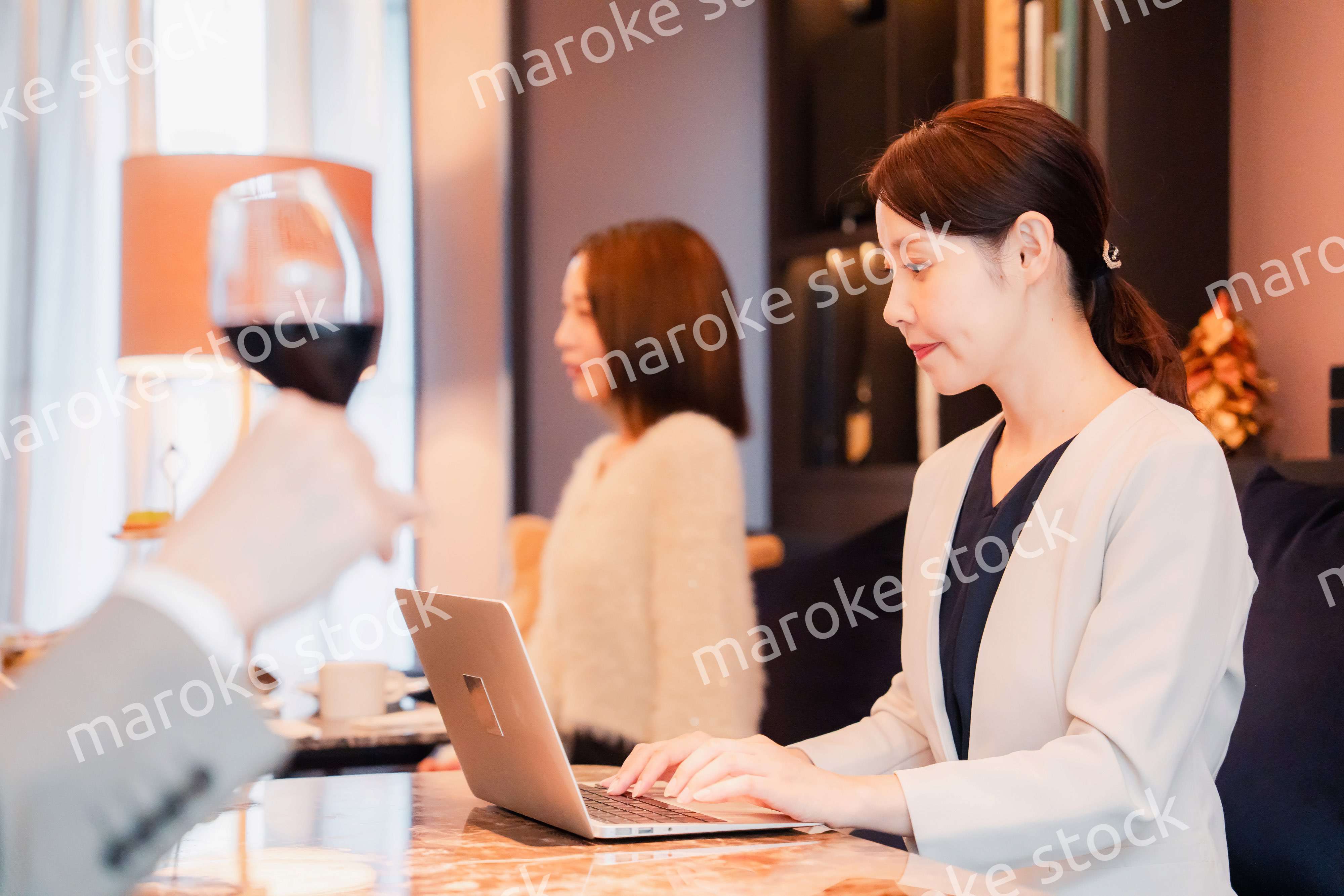 ホテルのラウンジで仕事をする女性のビジネスパーソン