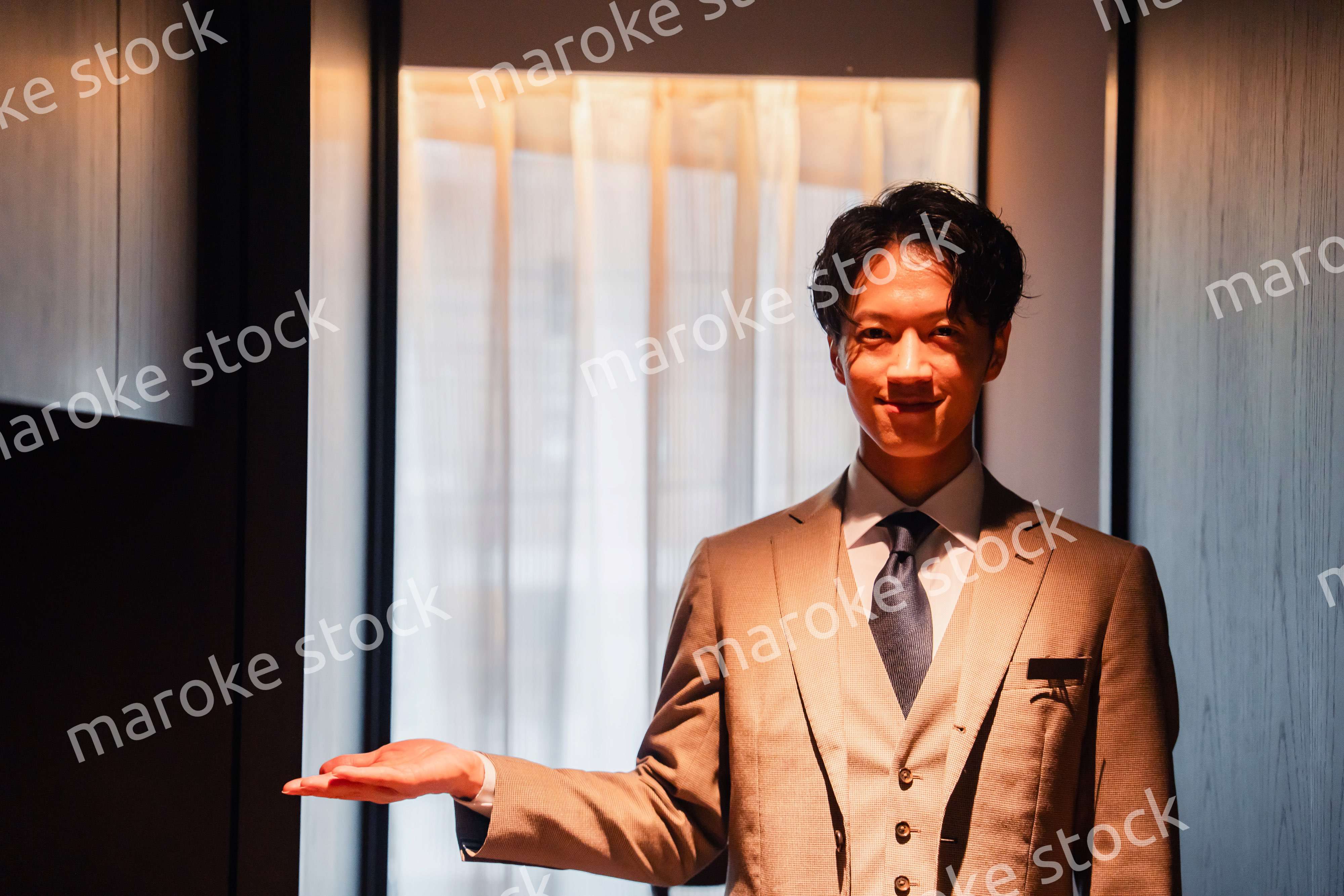 ラグジュアリーホテルで働く男性スタッフ