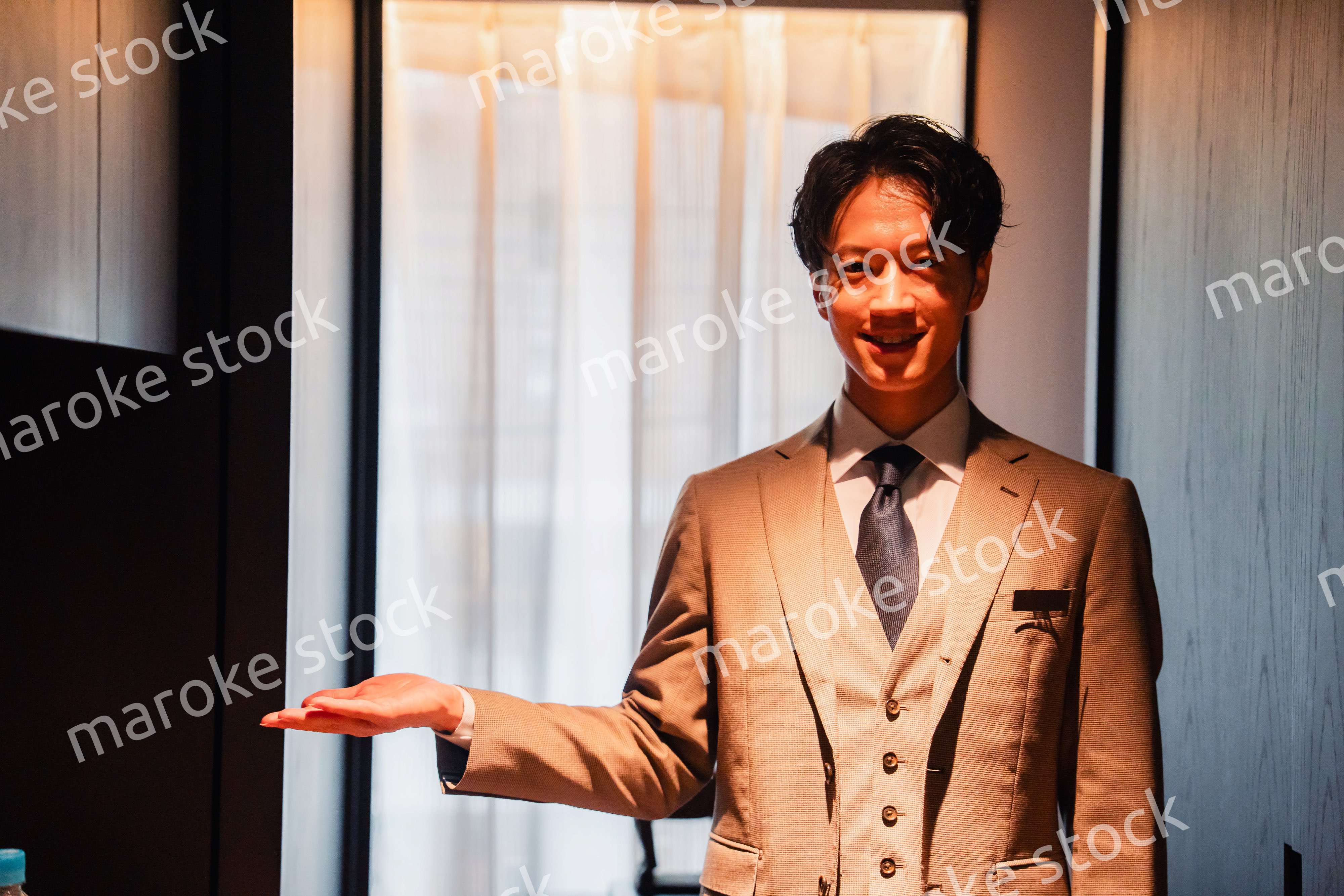 ラグジュアリーホテルで働く男性スタッフ