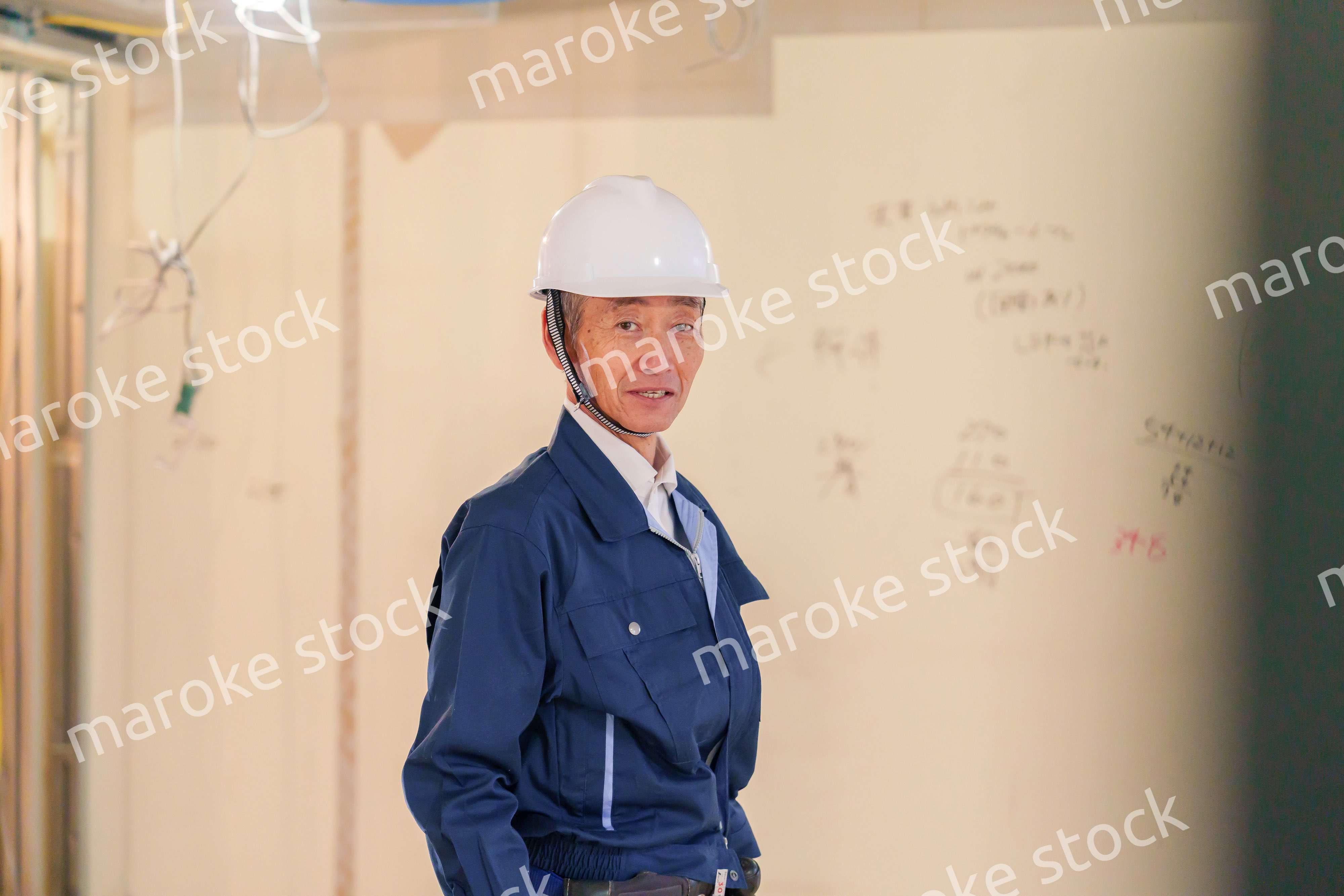 マンションのリフォーム現場で働く男性の大工