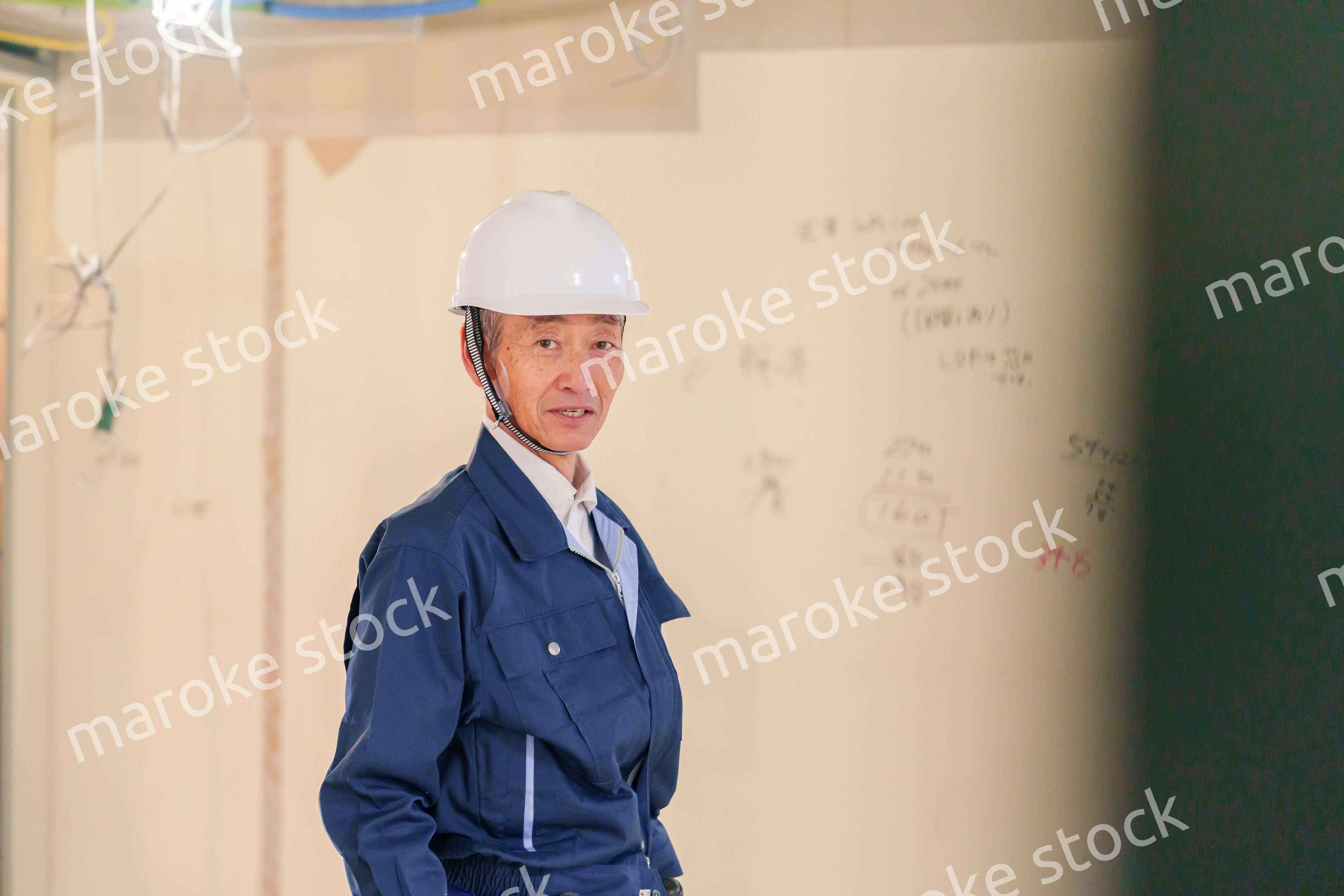 マンションのリフォーム現場で働く男性の大工