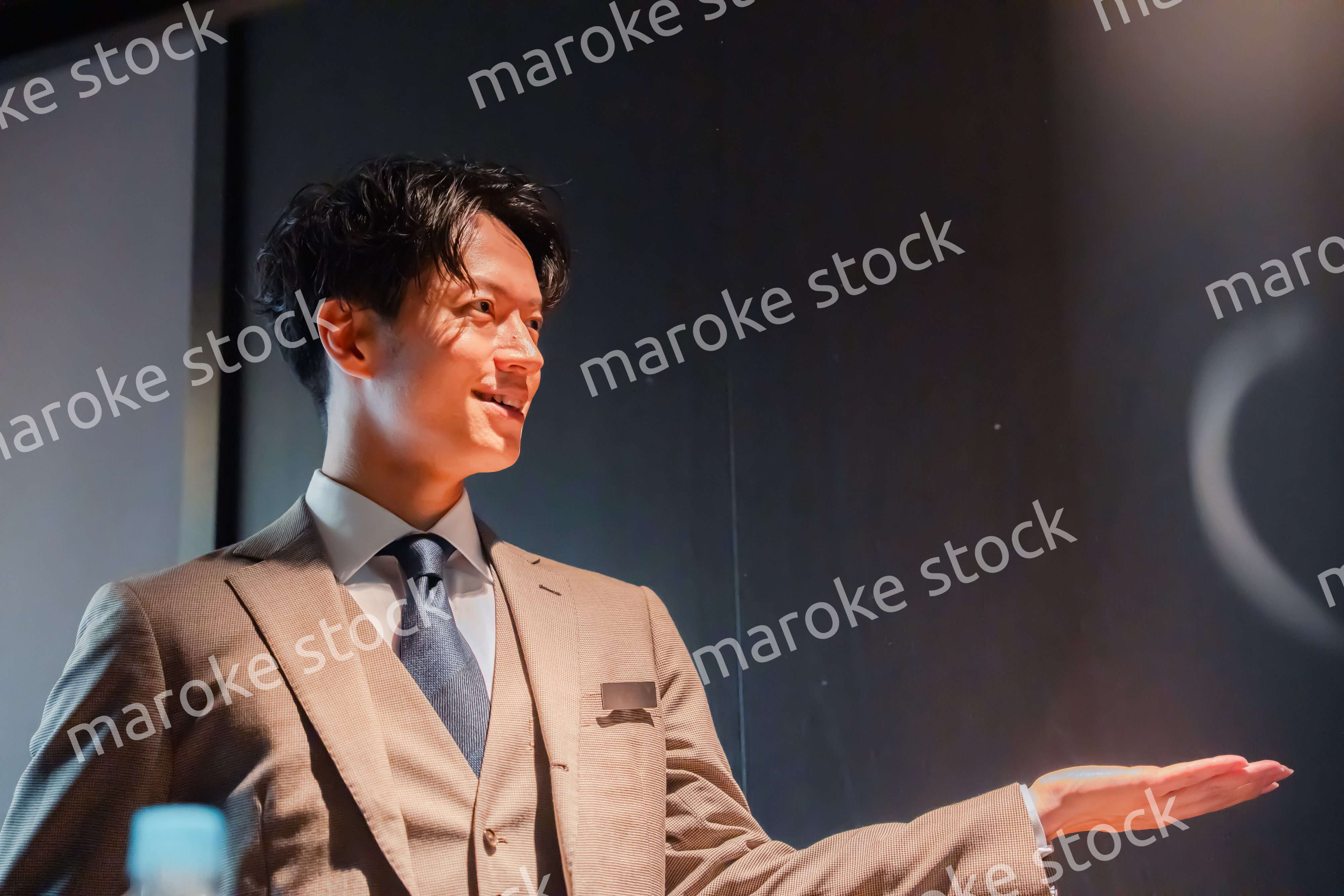 ラグジュアリーホテルで働く男性スタッフ