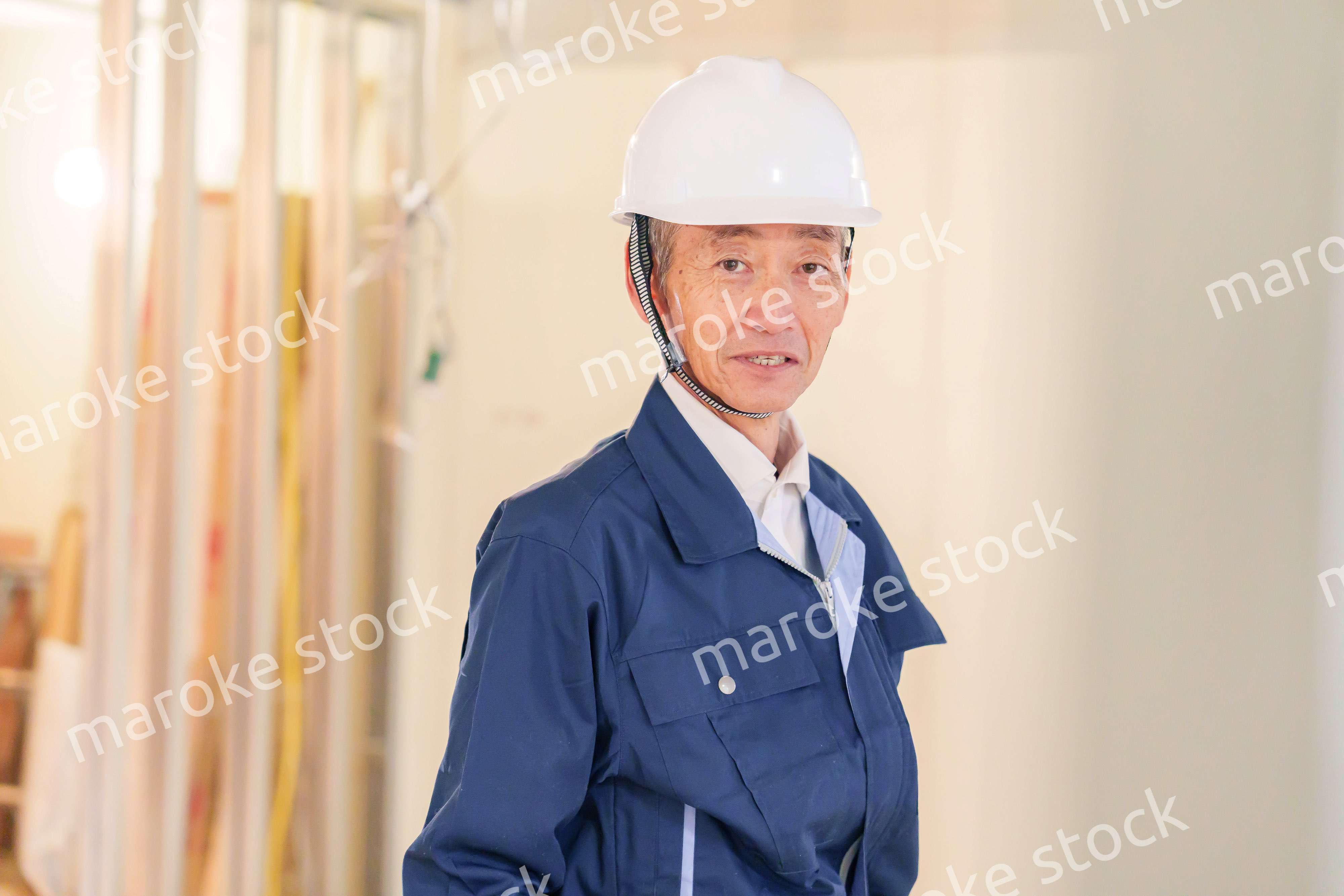 マンションのリフォーム現場で働く男性の大工