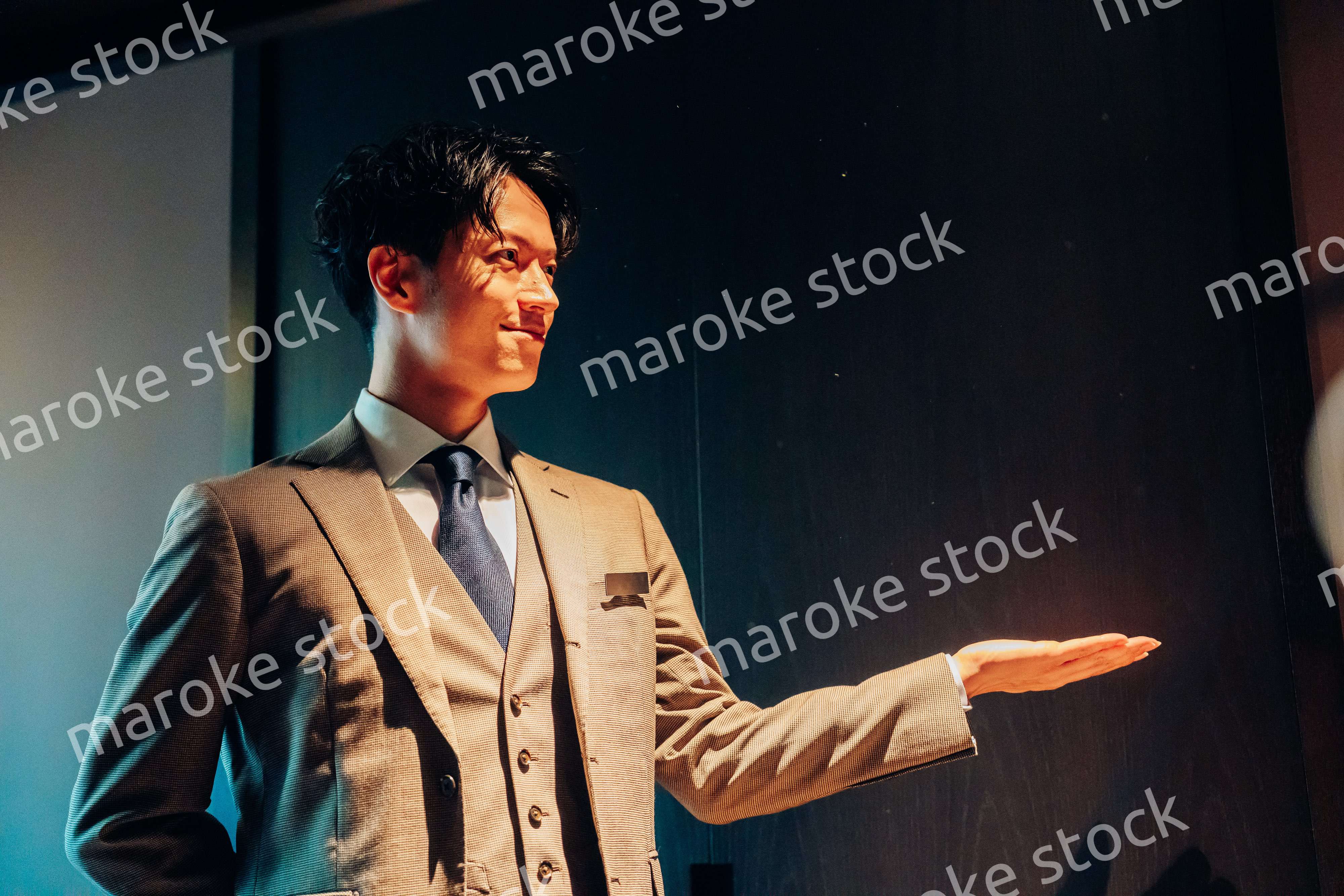 ラグジュアリーホテルで働く男性スタッフ