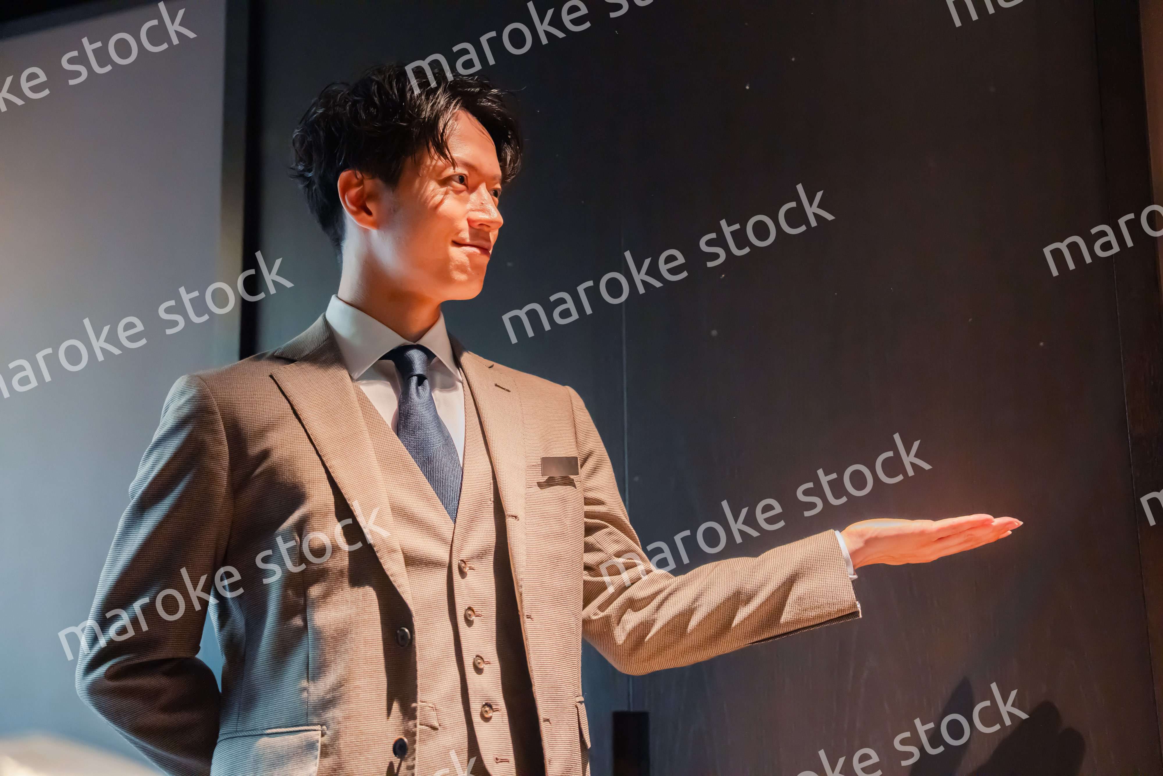 ラグジュアリーホテルで働く男性スタッフ