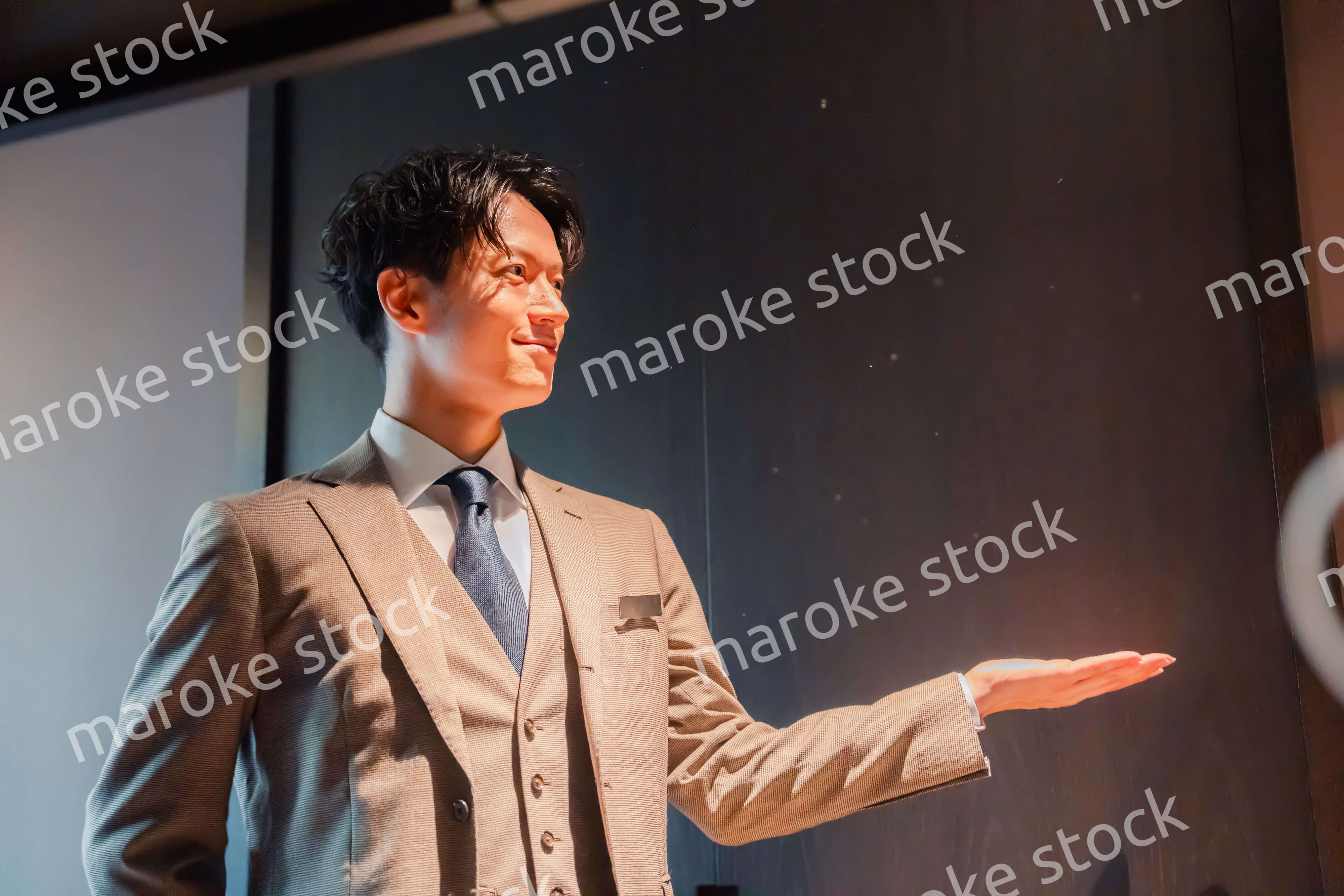 ラグジュアリーホテルで働く男性スタッフ