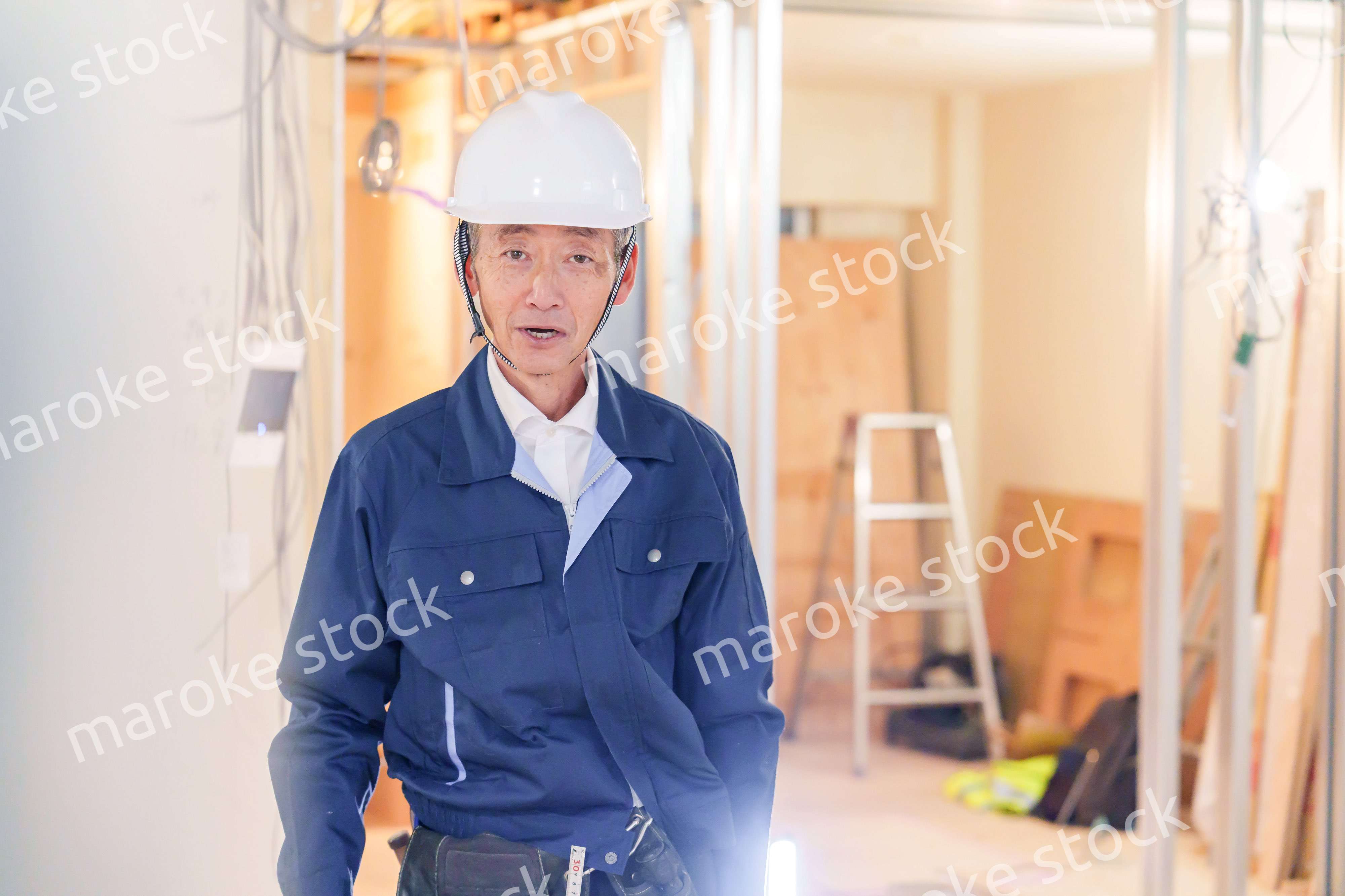 マンションのリフォーム現場で働く男性の大工