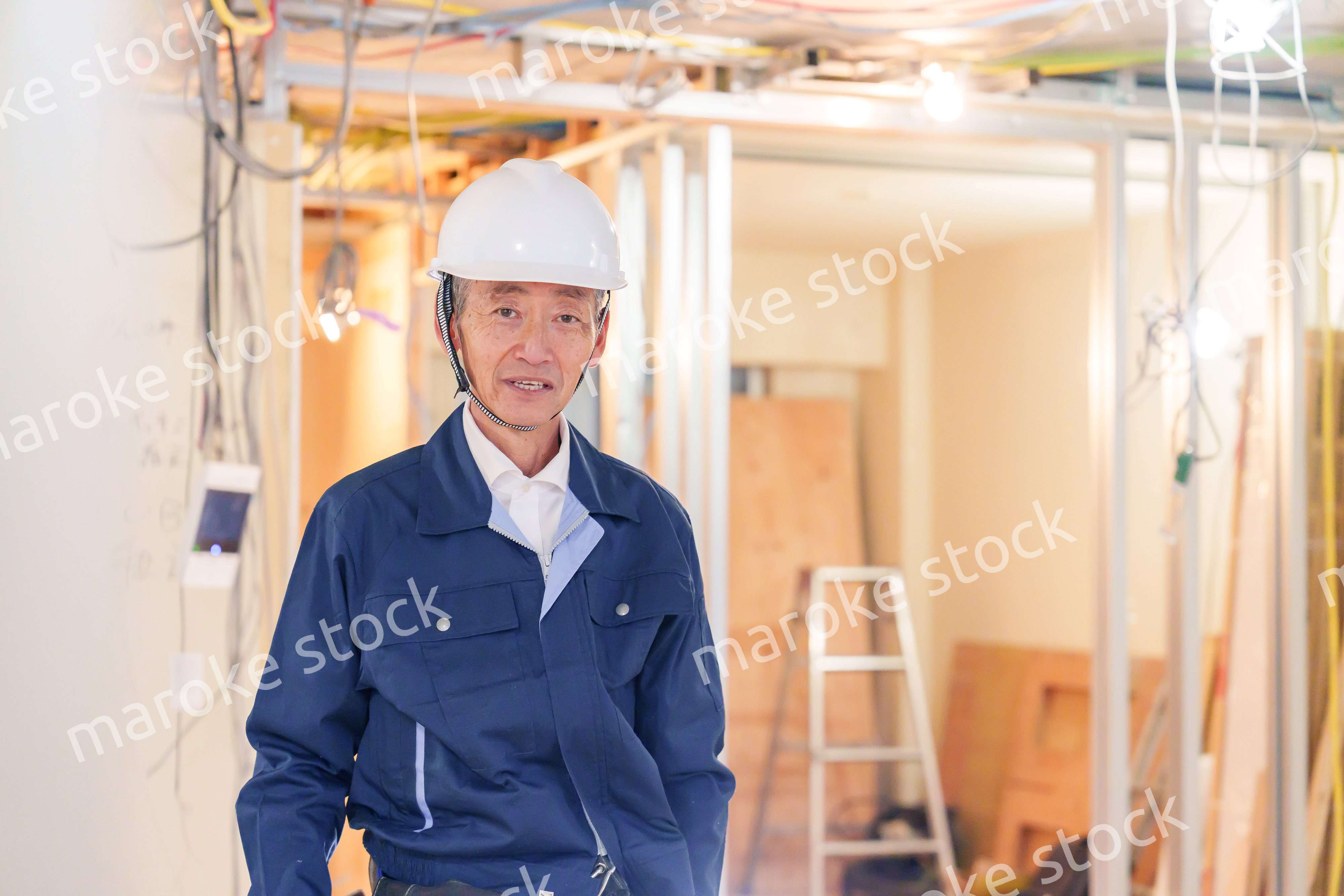 マンションのリフォーム現場で働く男性の大工