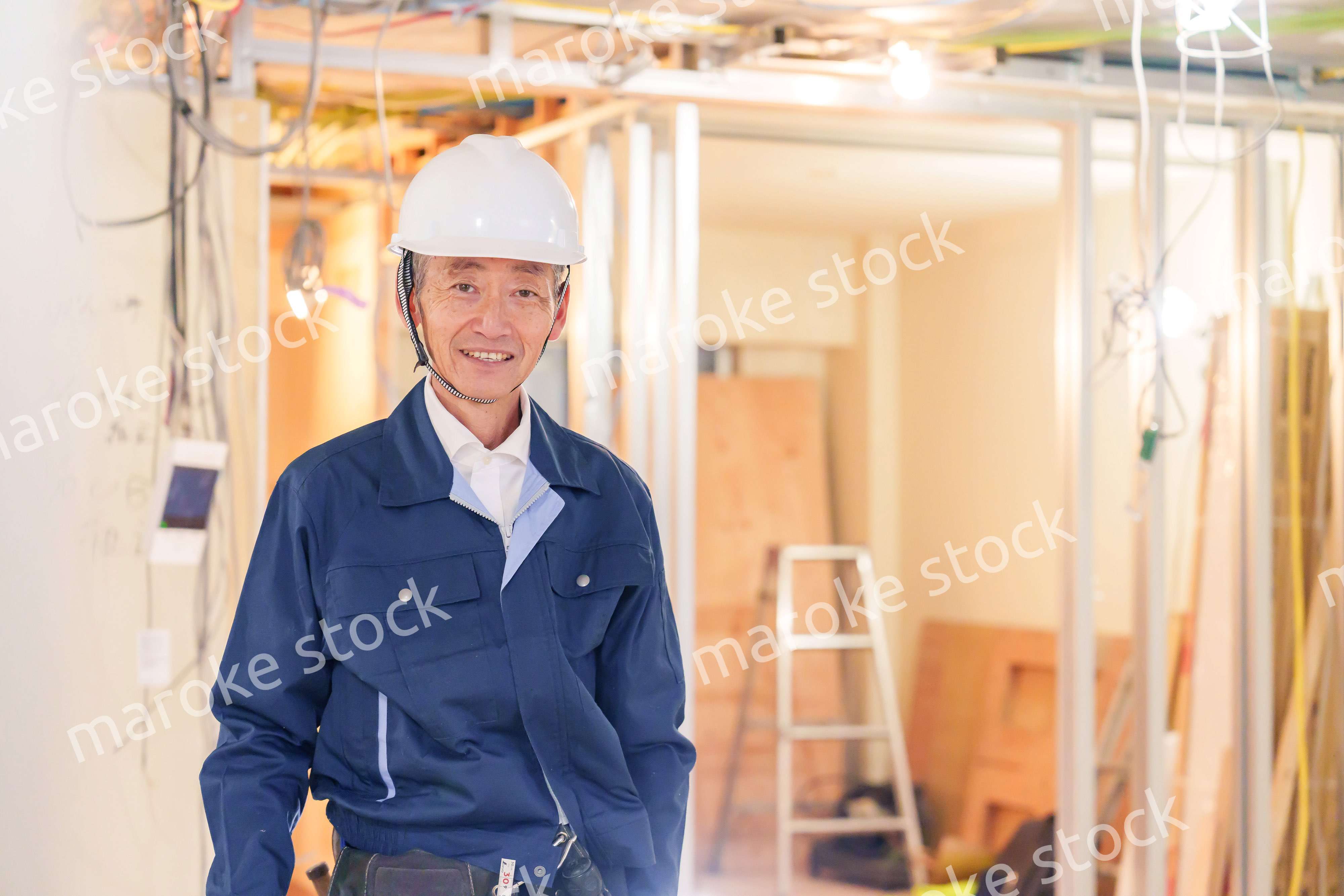 マンションのリフォーム現場で働く男性の大工