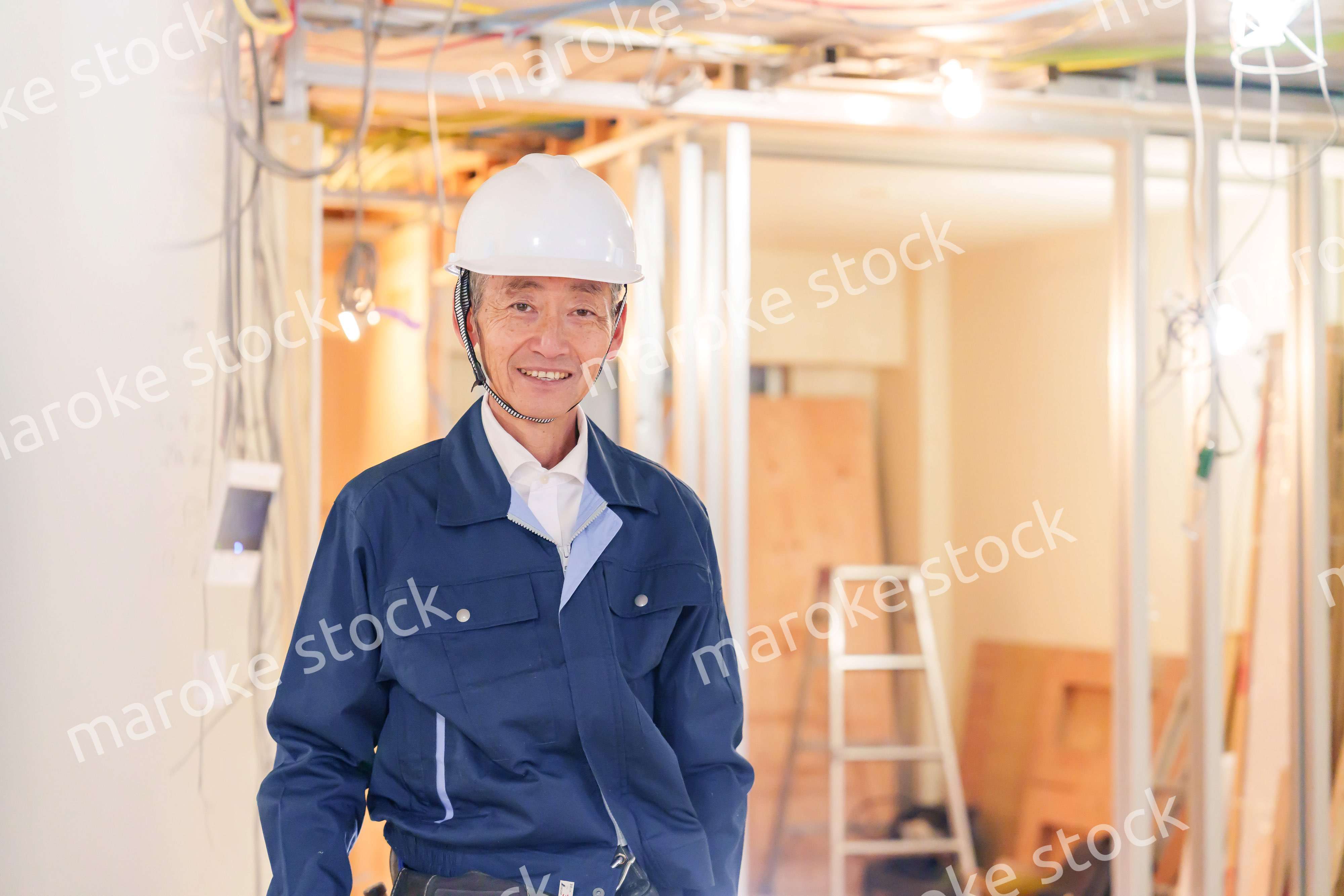 マンションのリフォーム現場で働く男性の大工