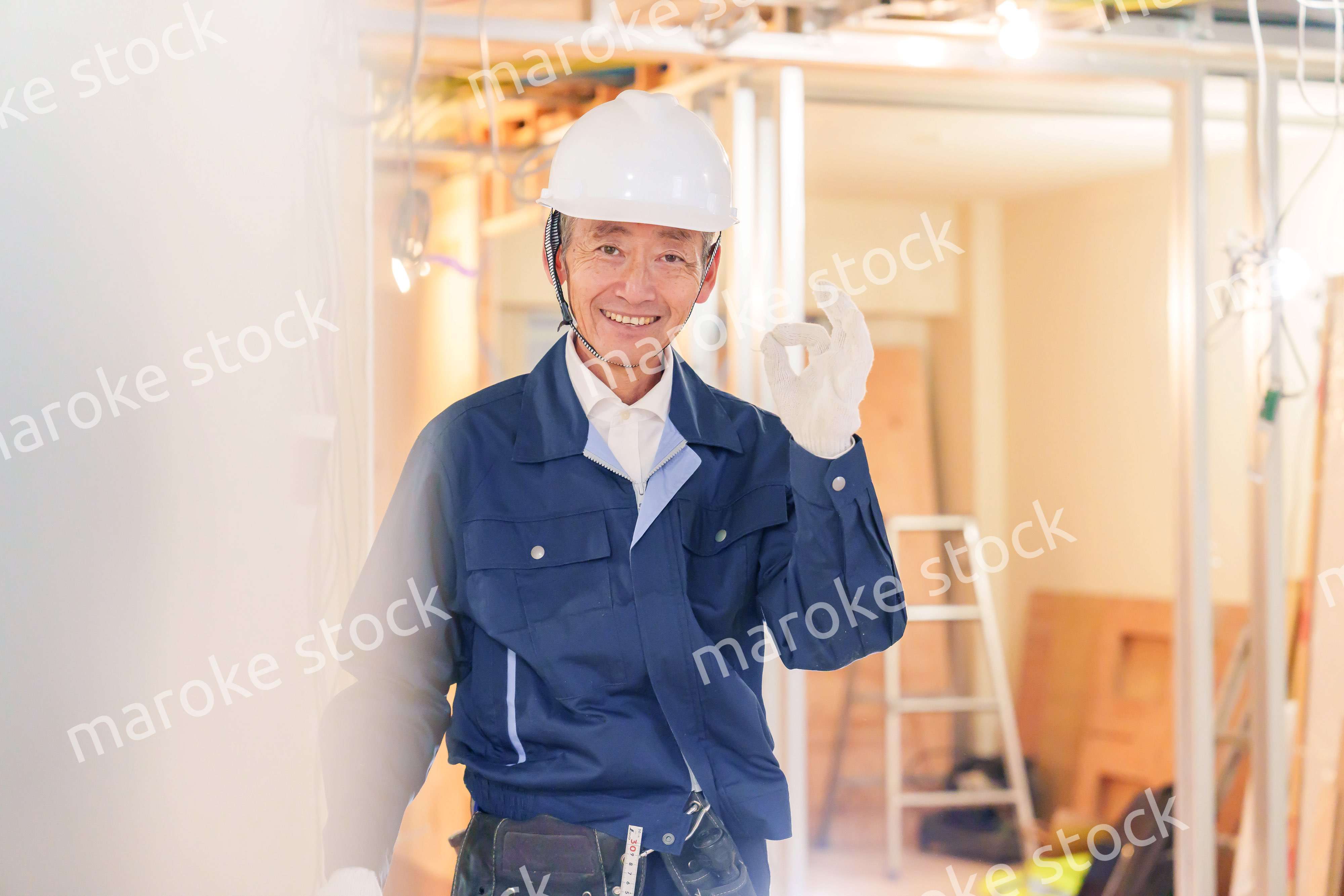 マンションのリフォーム現場で働く男性の大工