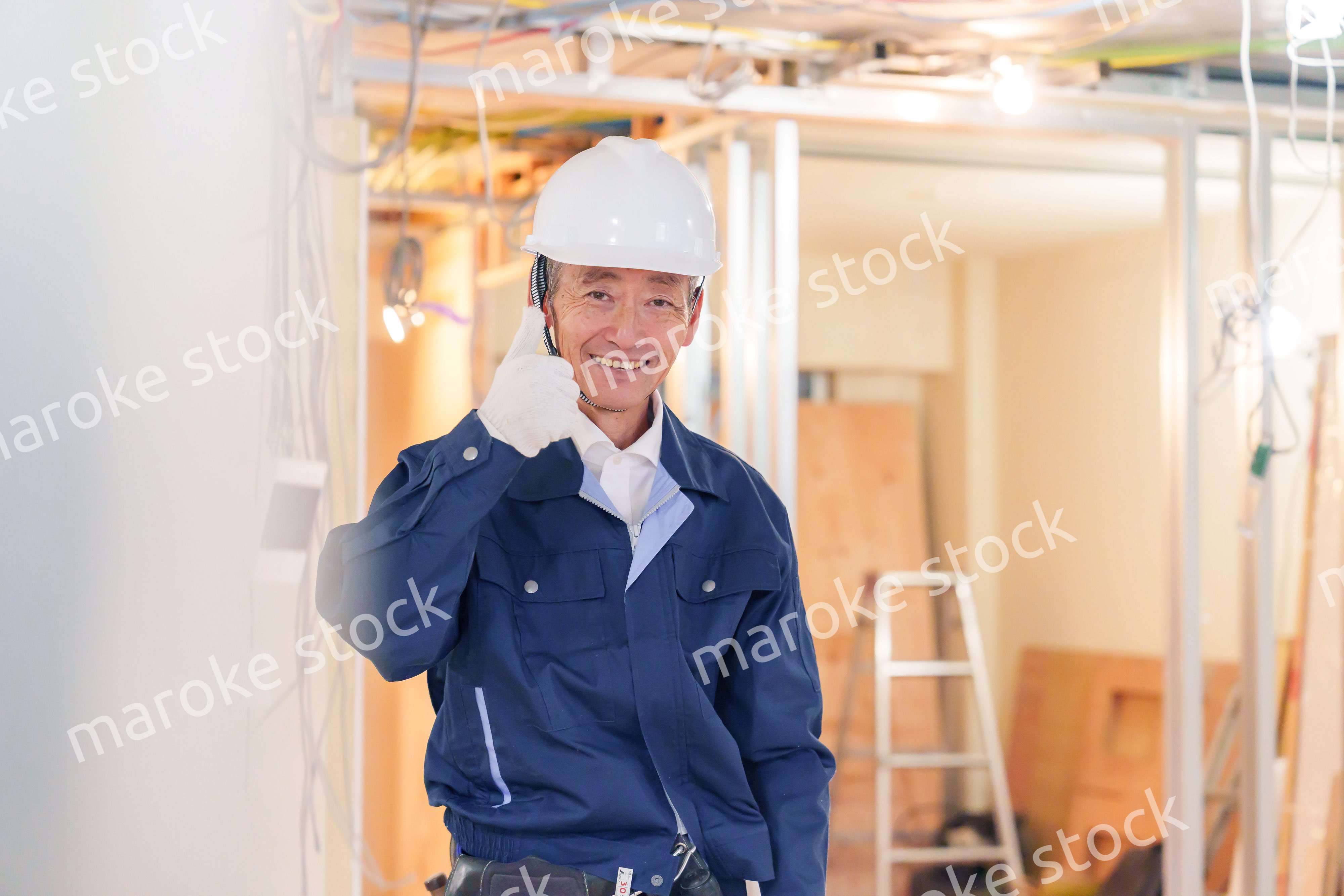 マンションのリフォーム現場で働く男性の大工