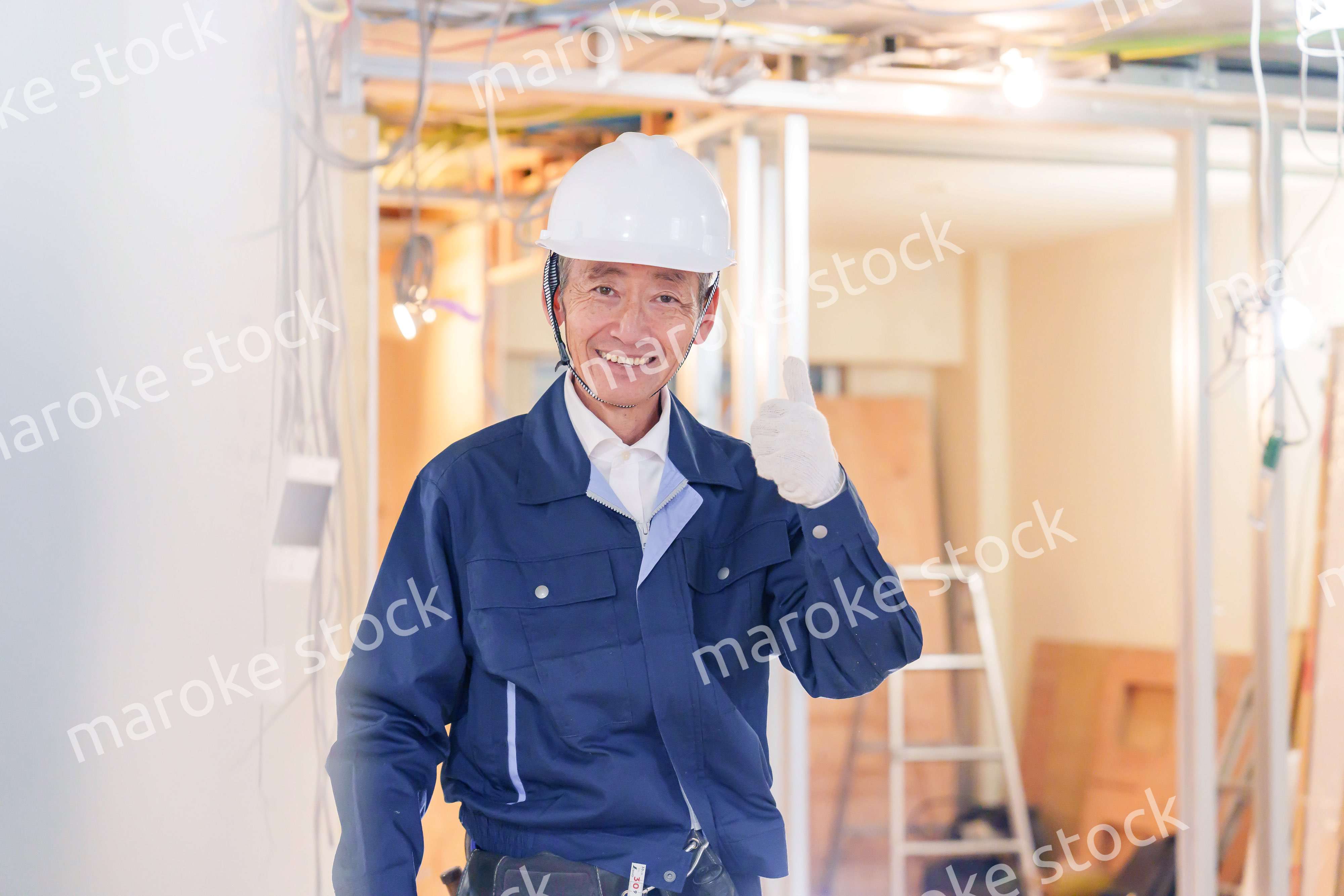 マンションのリフォーム現場で働く男性の大工