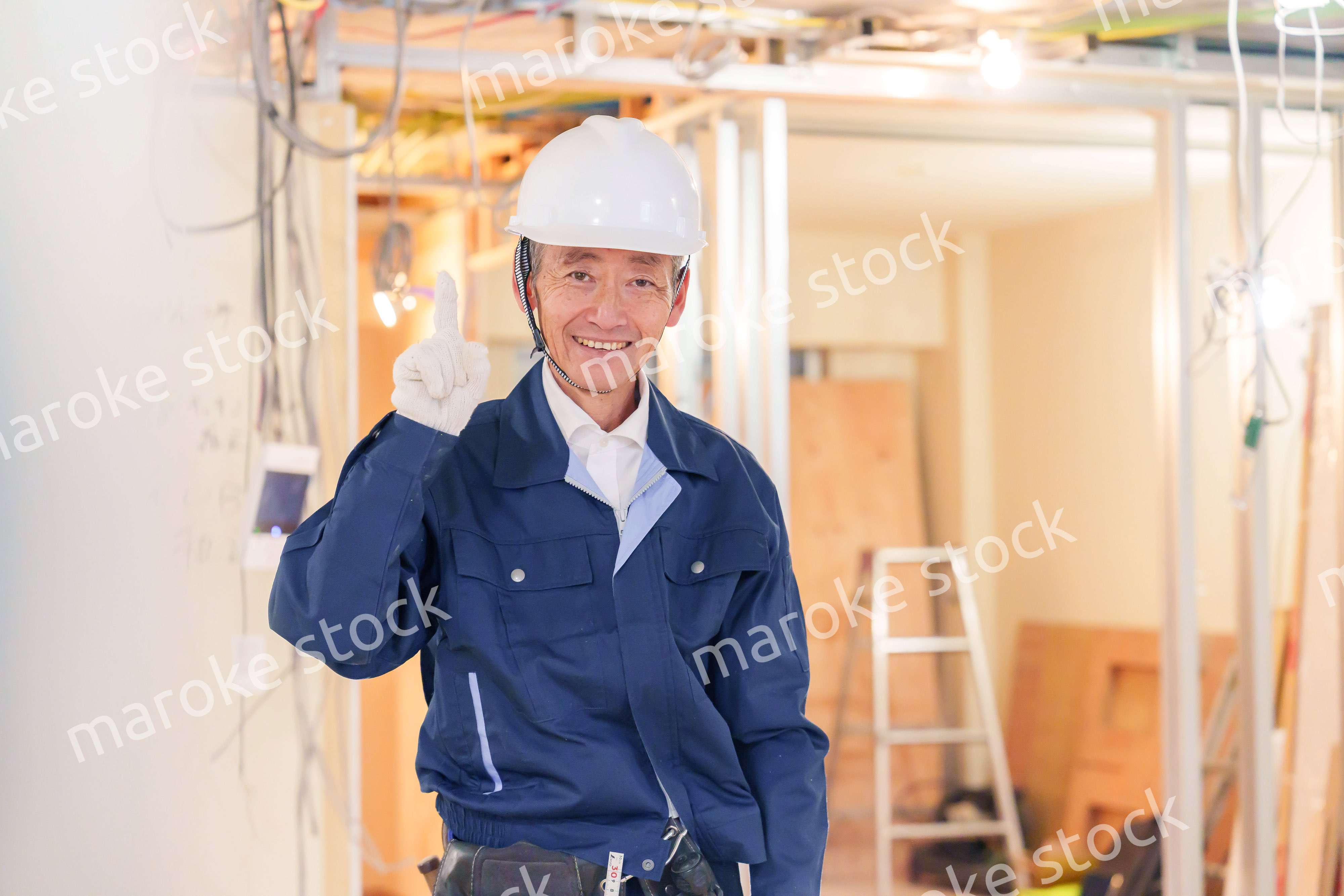 マンションのリフォーム現場で働く男性の大工