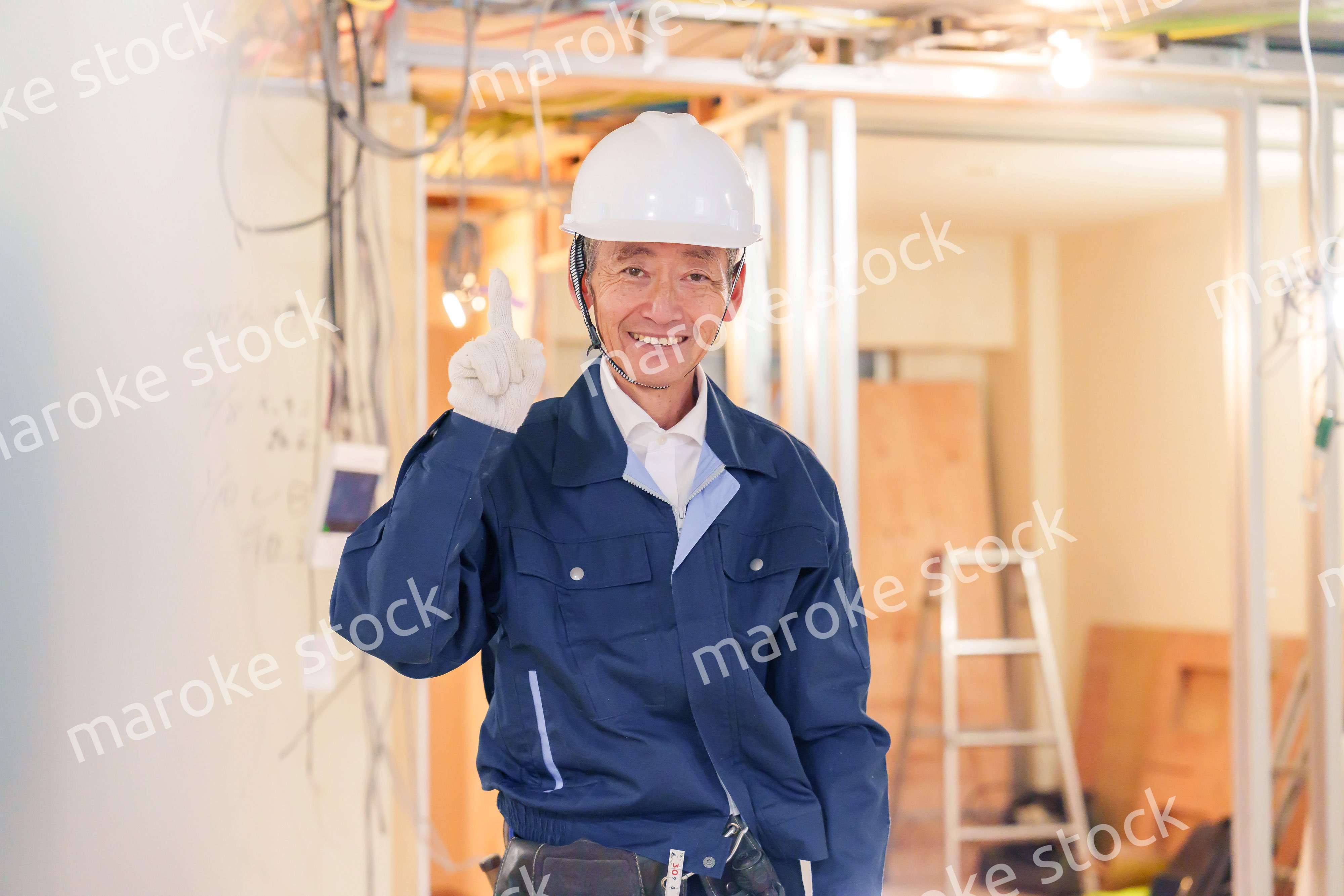 マンションのリフォーム現場で働く男性の大工