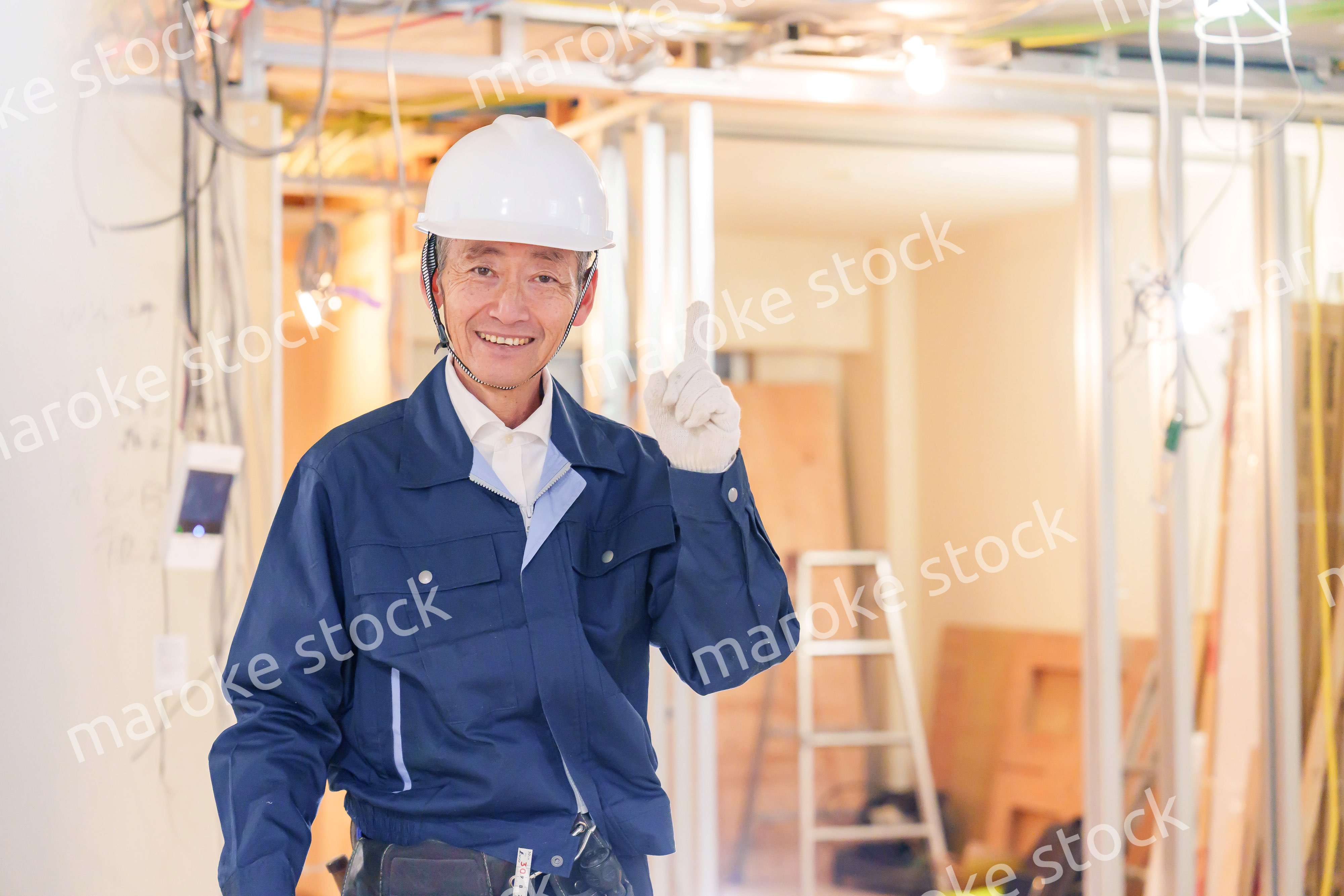 マンションのリフォーム現場で働く男性の大工