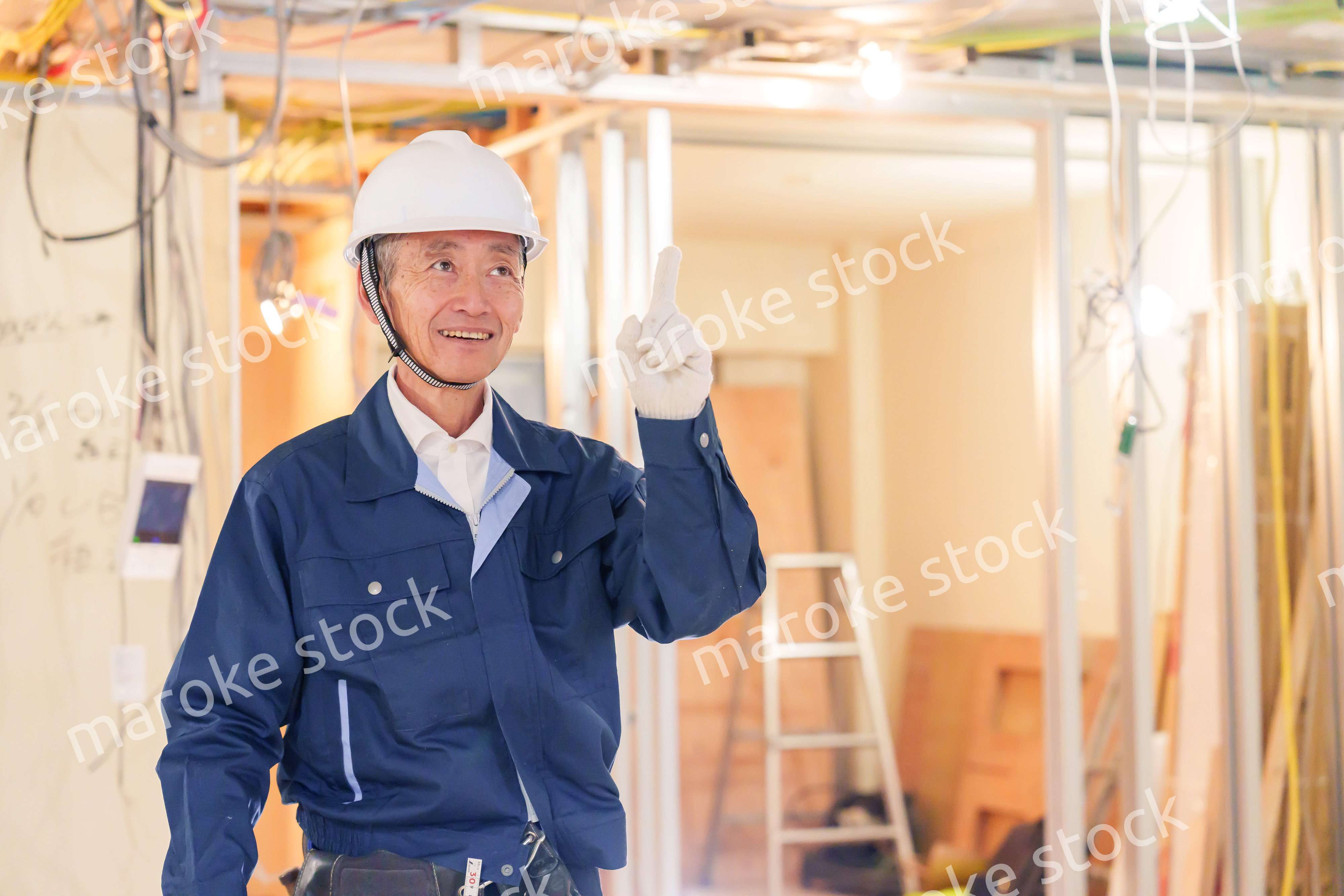 マンションのリフォーム現場で働く男性の大工