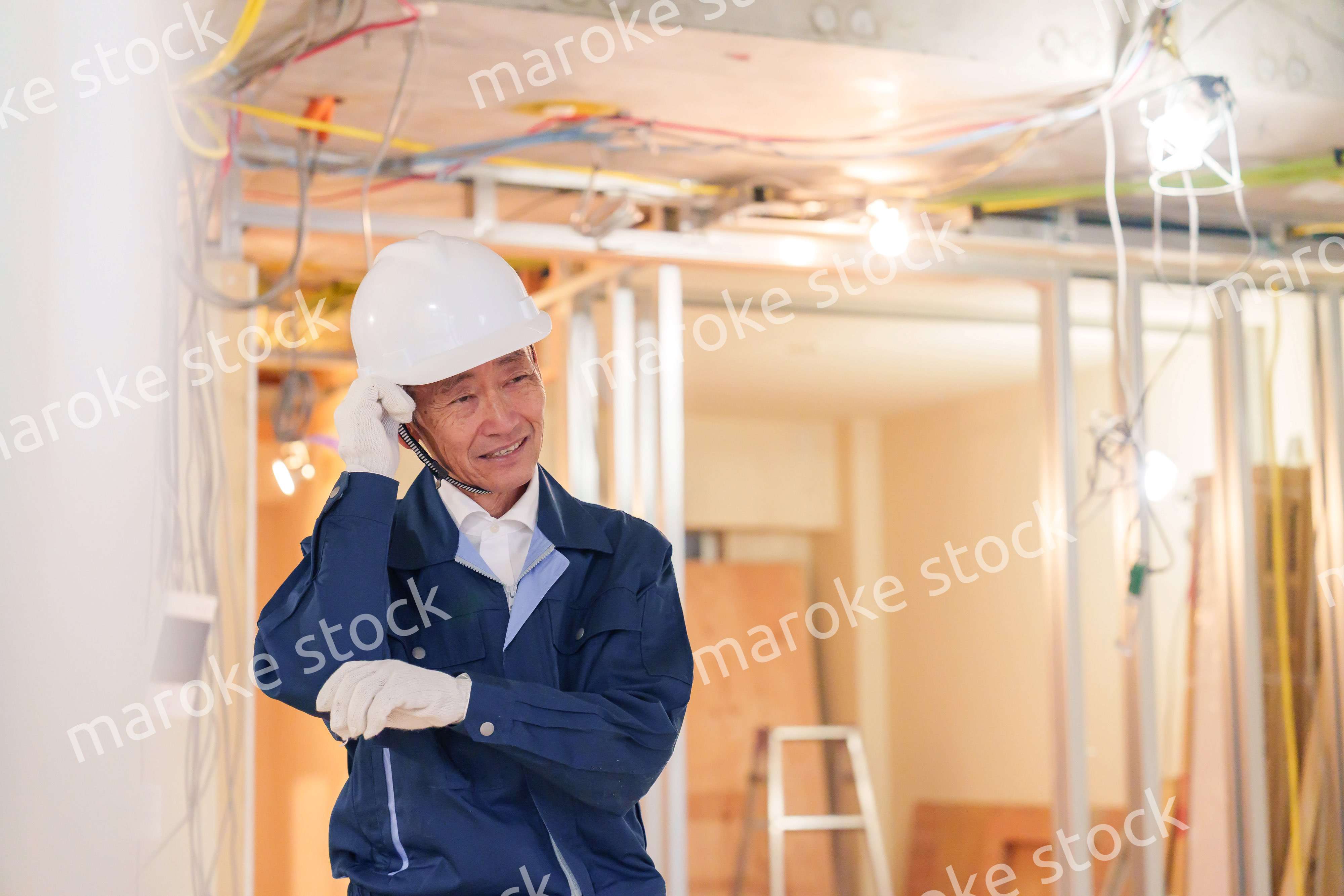 マンションのリフォーム現場で働く男性の大工