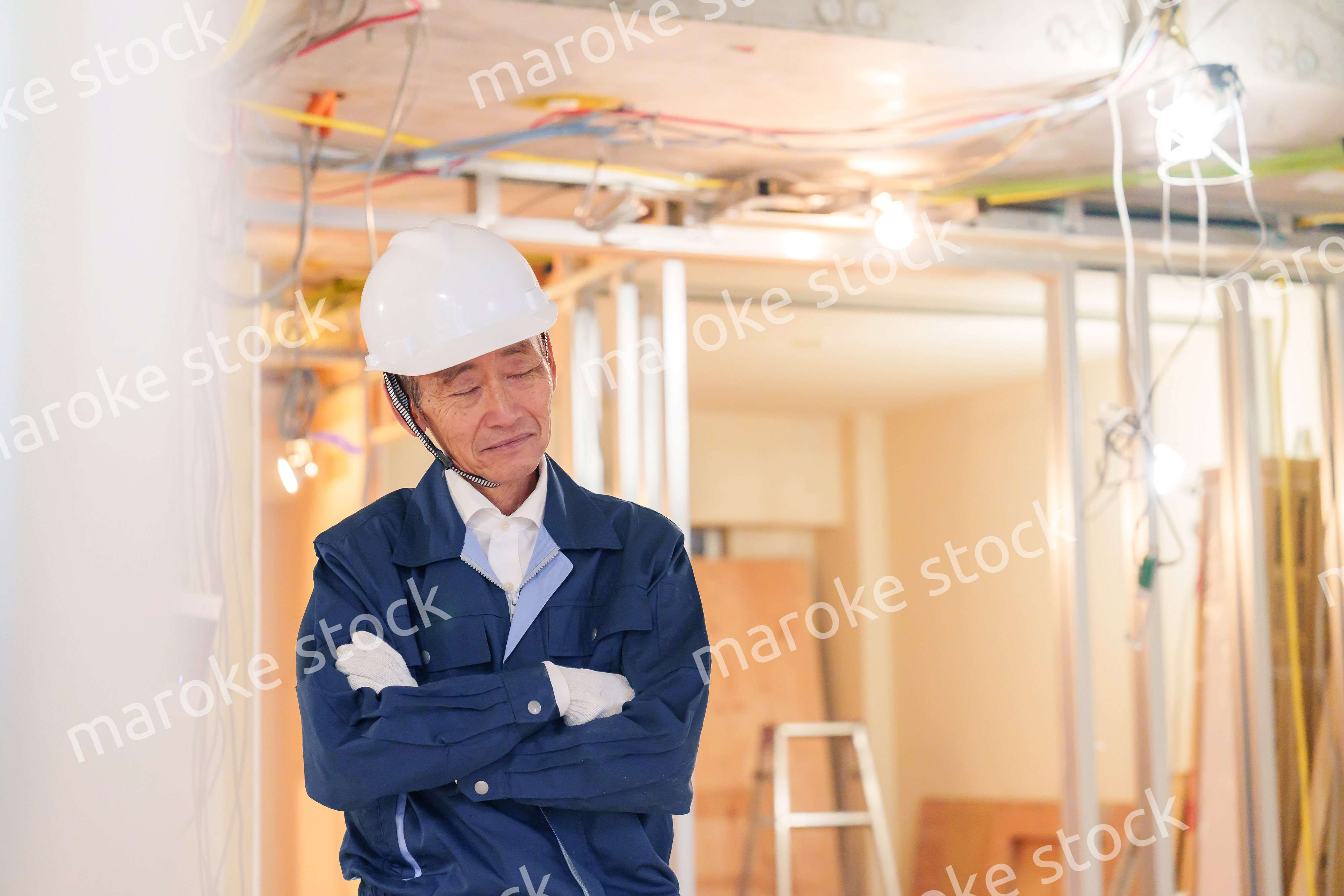 マンションのリフォーム現場で働く男性の大工