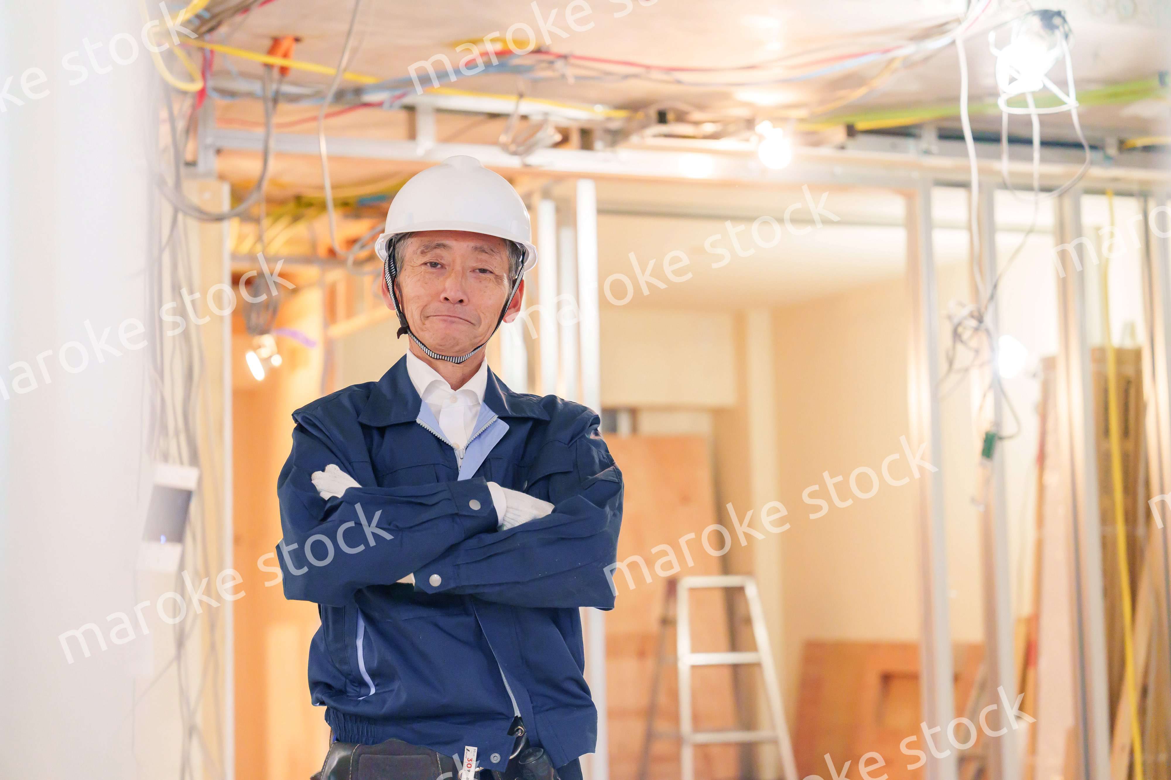 マンションのリフォーム現場で働く男性の大工