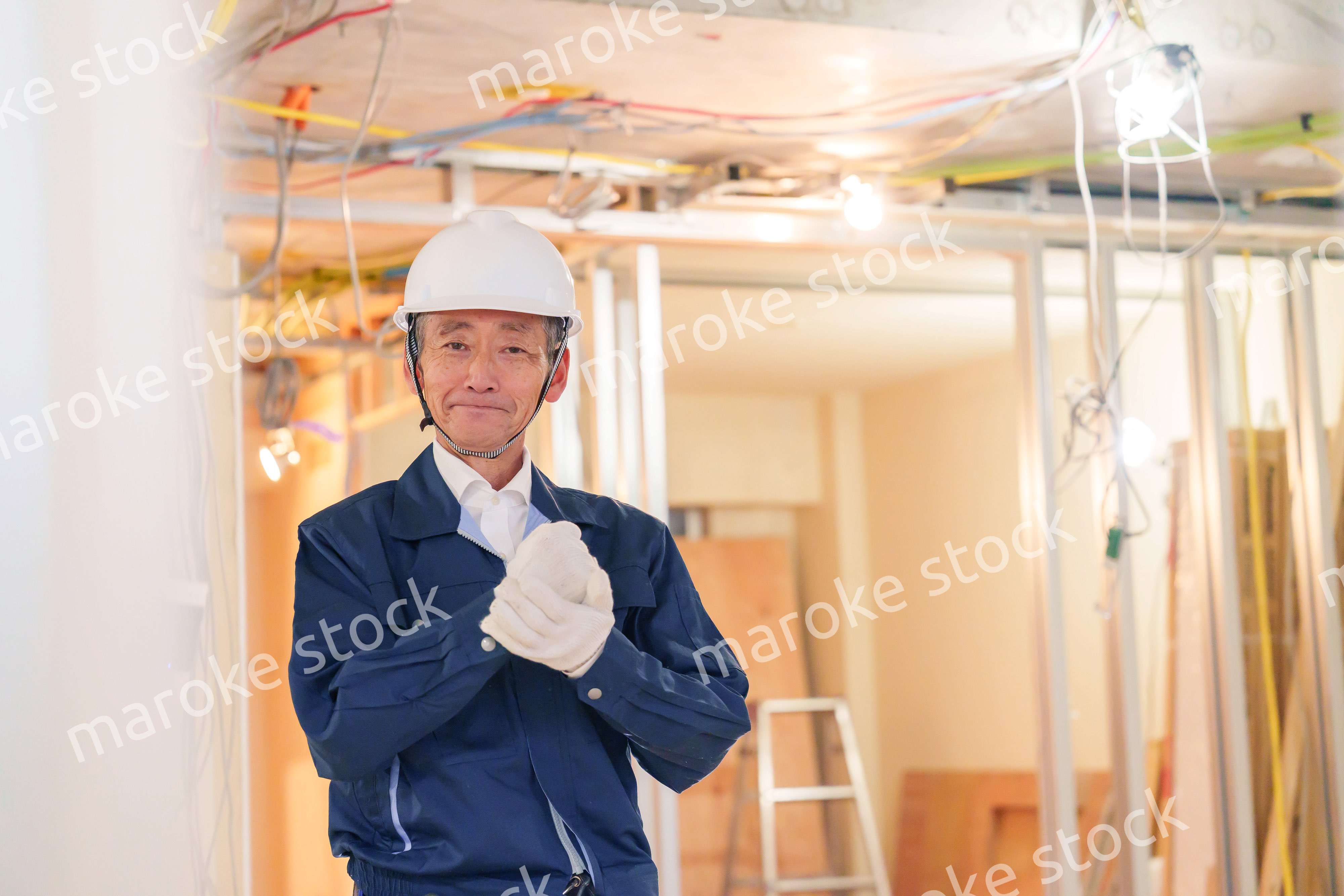 マンションのリフォーム現場で働く男性の大工