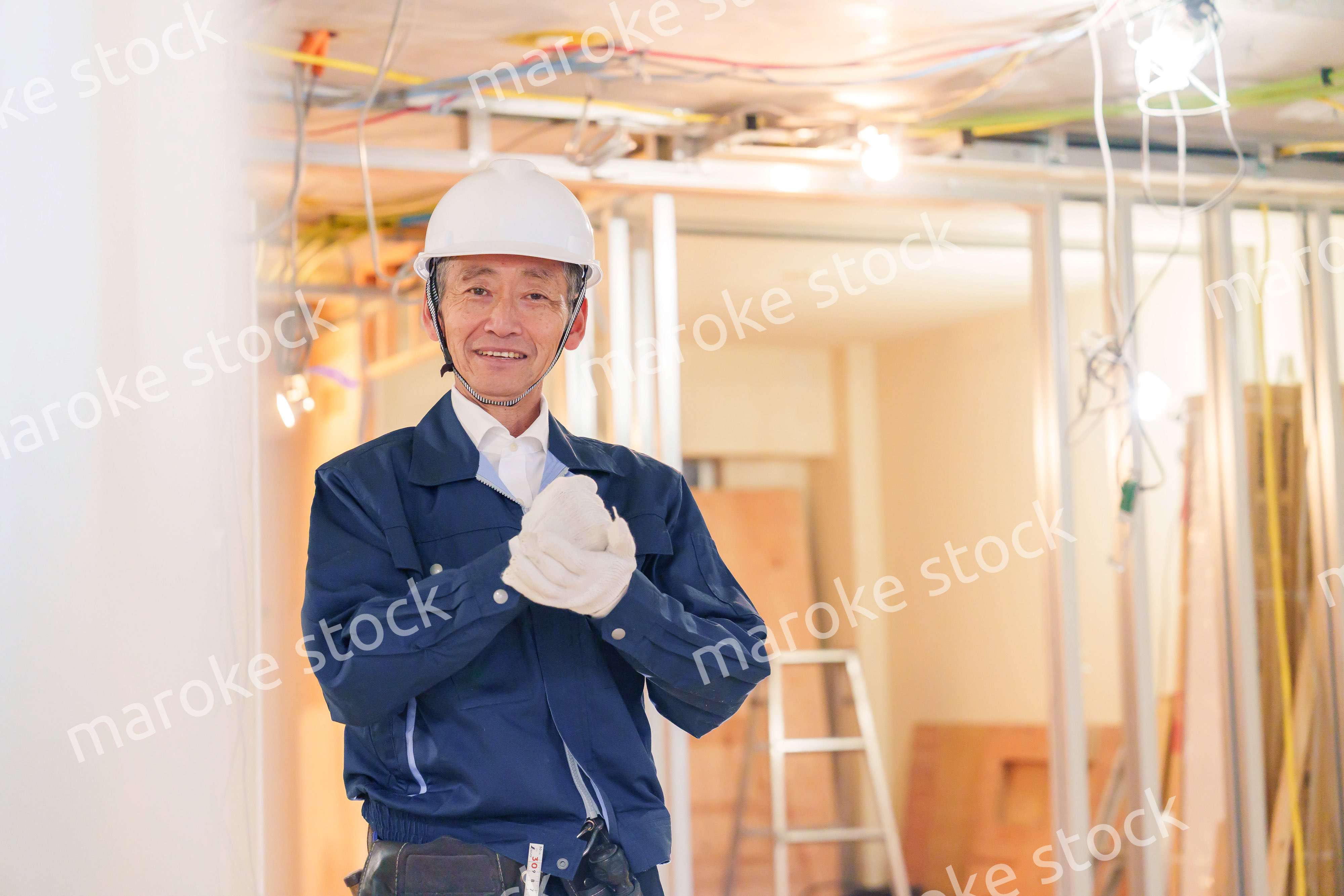 マンションのリフォーム現場で働く男性の大工